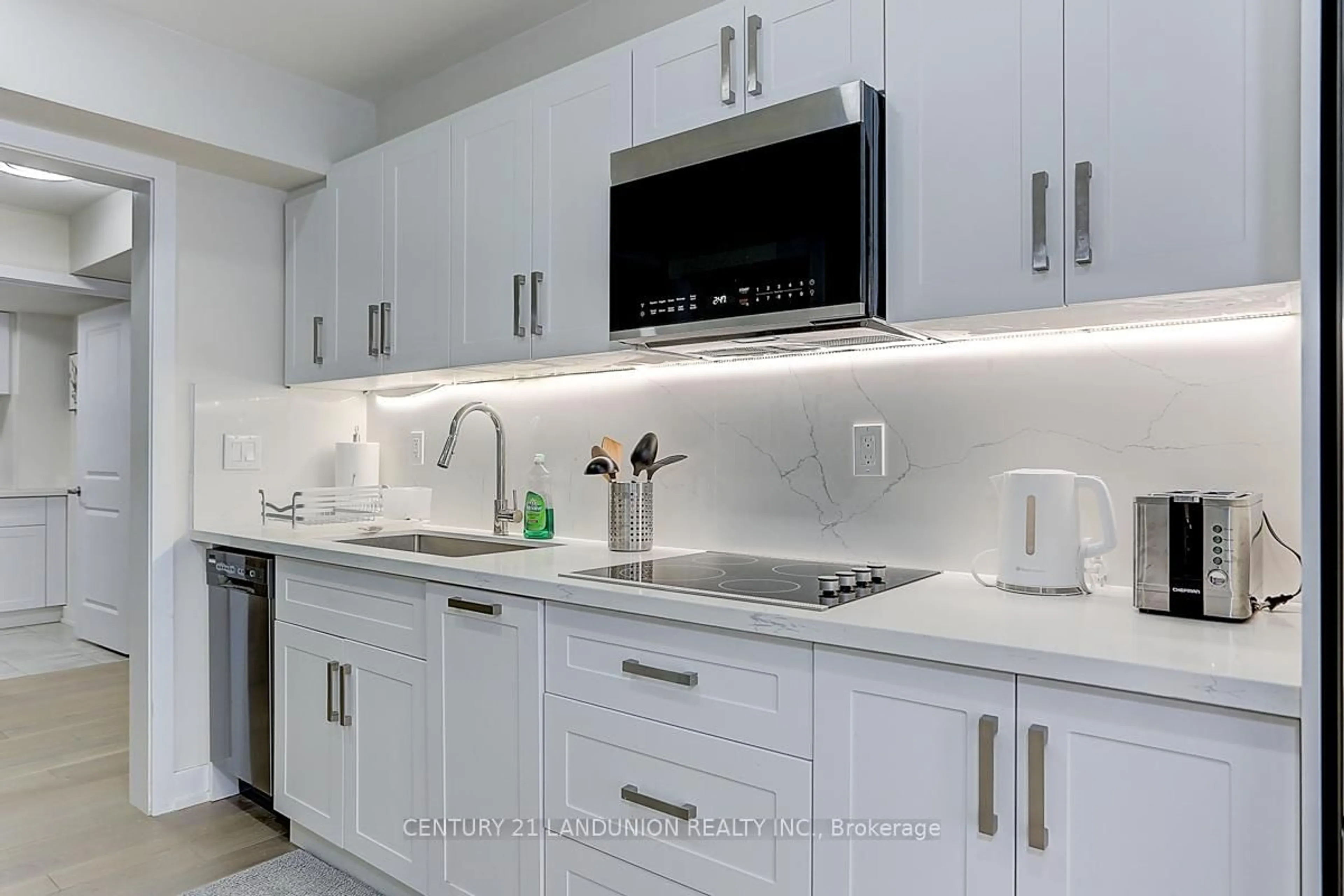 Standard kitchen, ceramic/tile floor for 15 Ingersoll Lane, Richmond Hill Ontario L4E 1G9