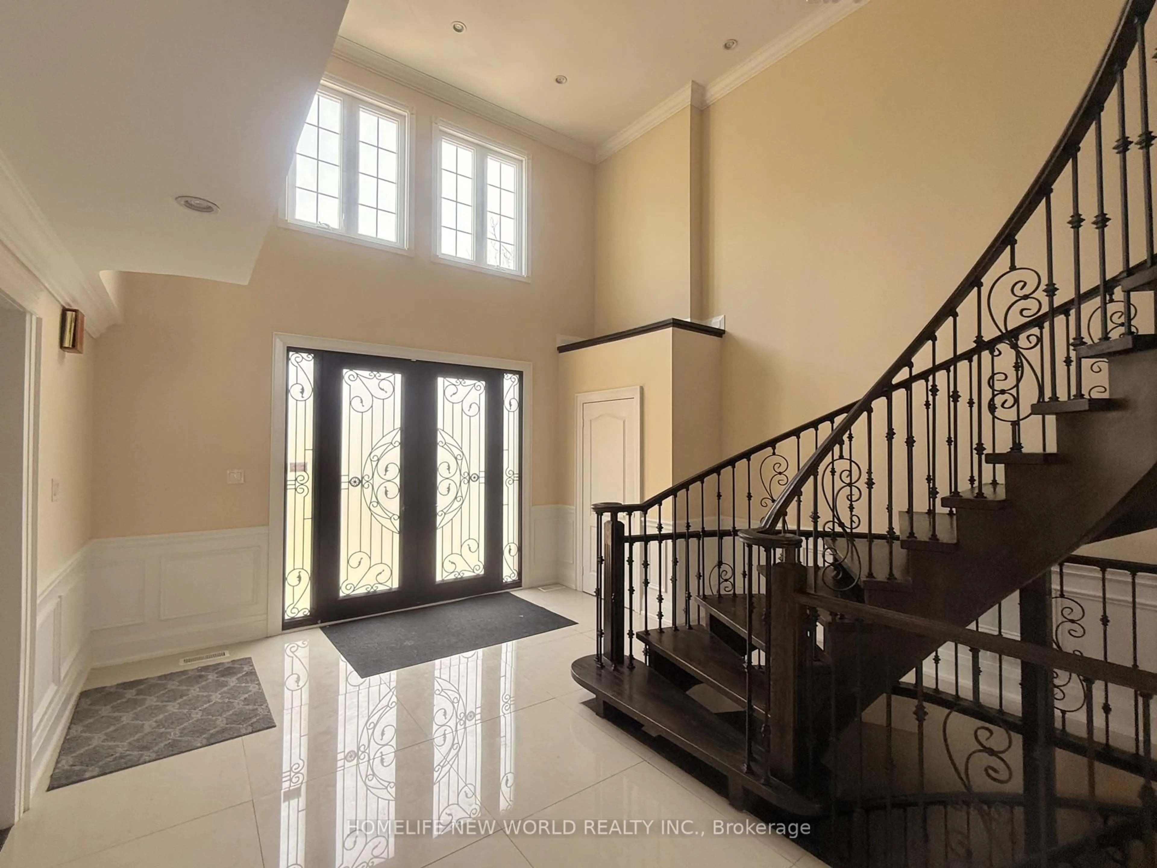 Indoor foyer for 2 Gatewood Crt, Richmond Hill Ontario L4B 2L5