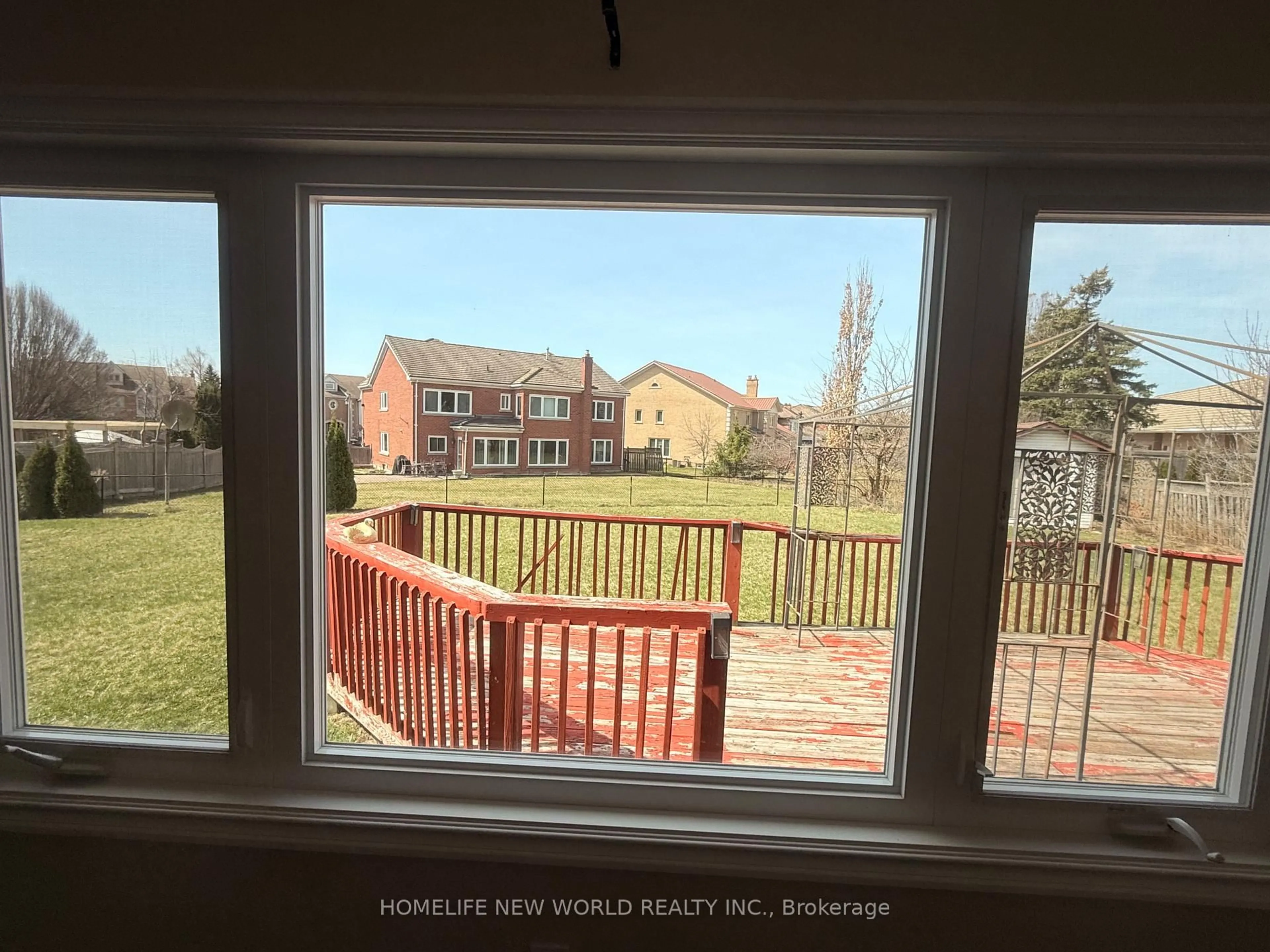 A pic from outside/outdoor area/front of a property/back of a property/a pic from drone, unknown for 2 Gatewood Crt, Richmond Hill Ontario L4B 2L5