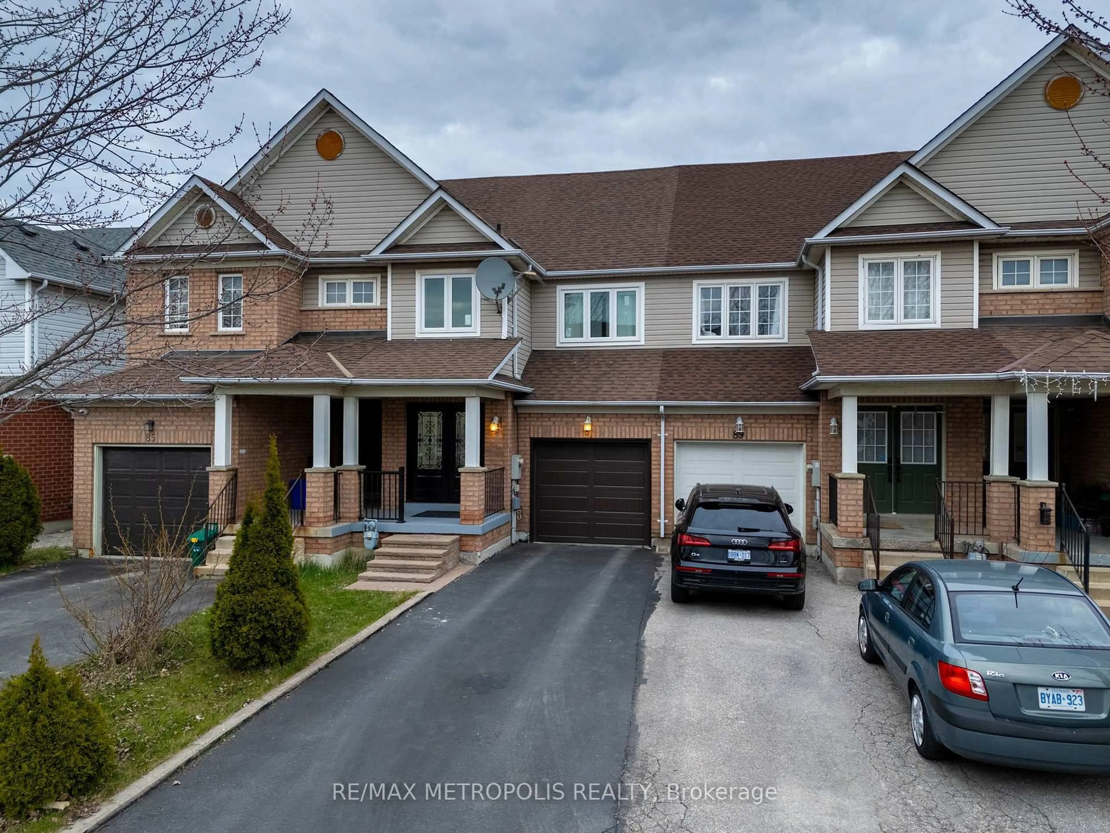 A pic from outside/outdoor area/front of a property/back of a property/a pic from drone, street for 87 Billingsley Cres, Markham Ontario L3S 4P5