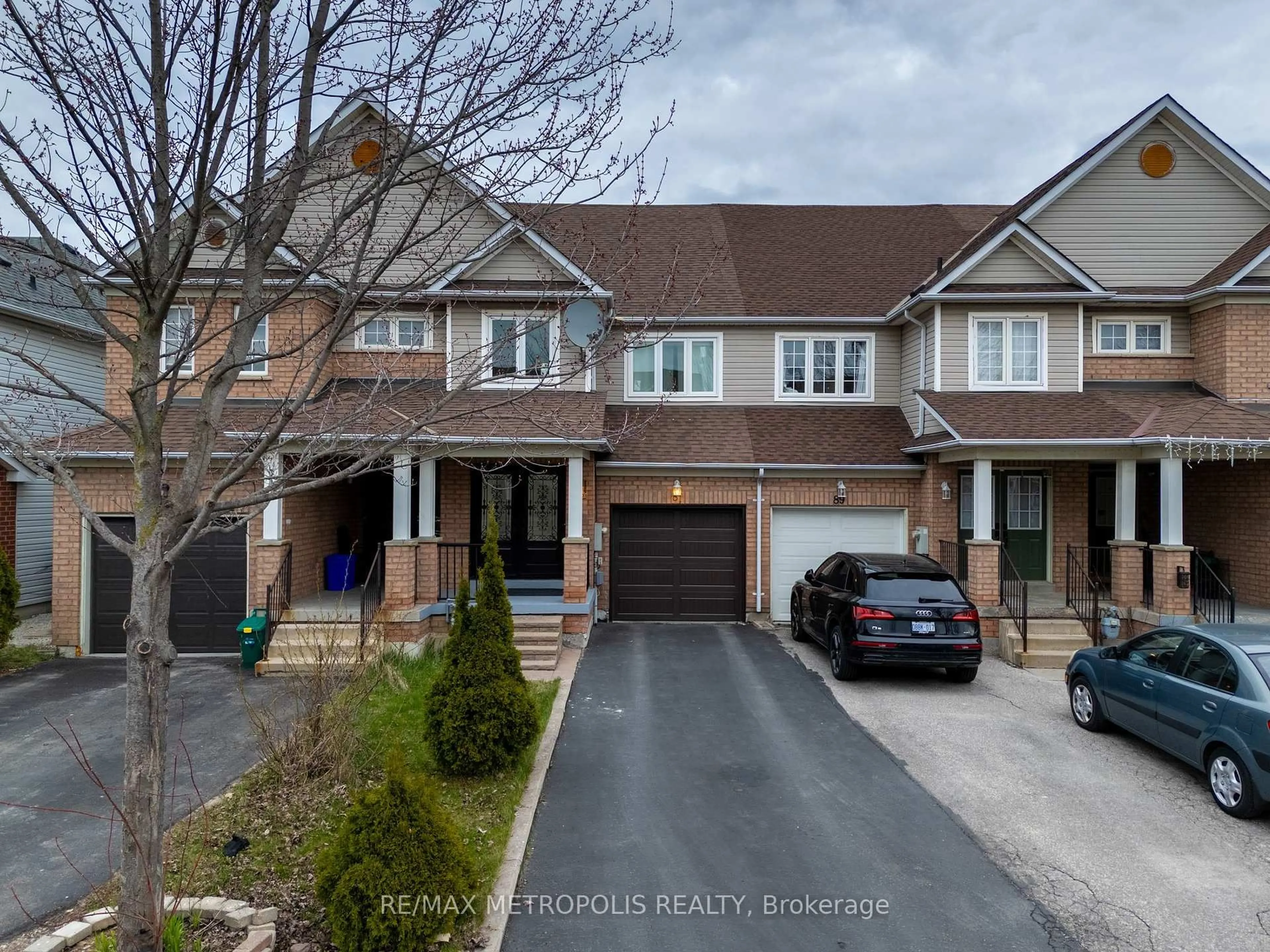 A pic from outside/outdoor area/front of a property/back of a property/a pic from drone, street for 87 Billingsley Cres, Markham Ontario L3S 4P5