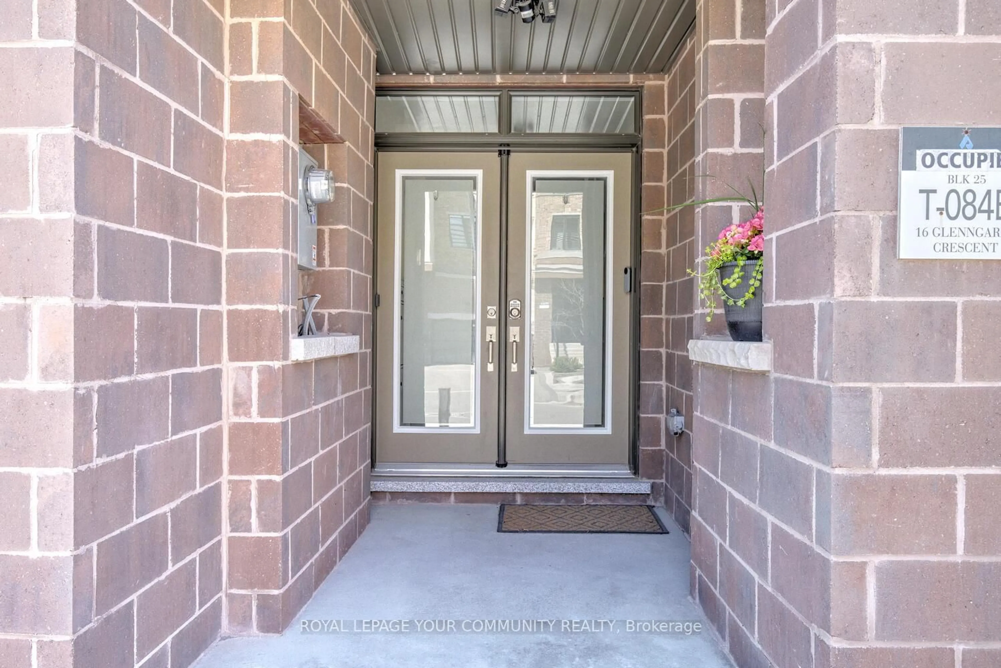 Indoor entryway for 16 Glenngarry Cres, Vaughan Ontario L6A 4Z4