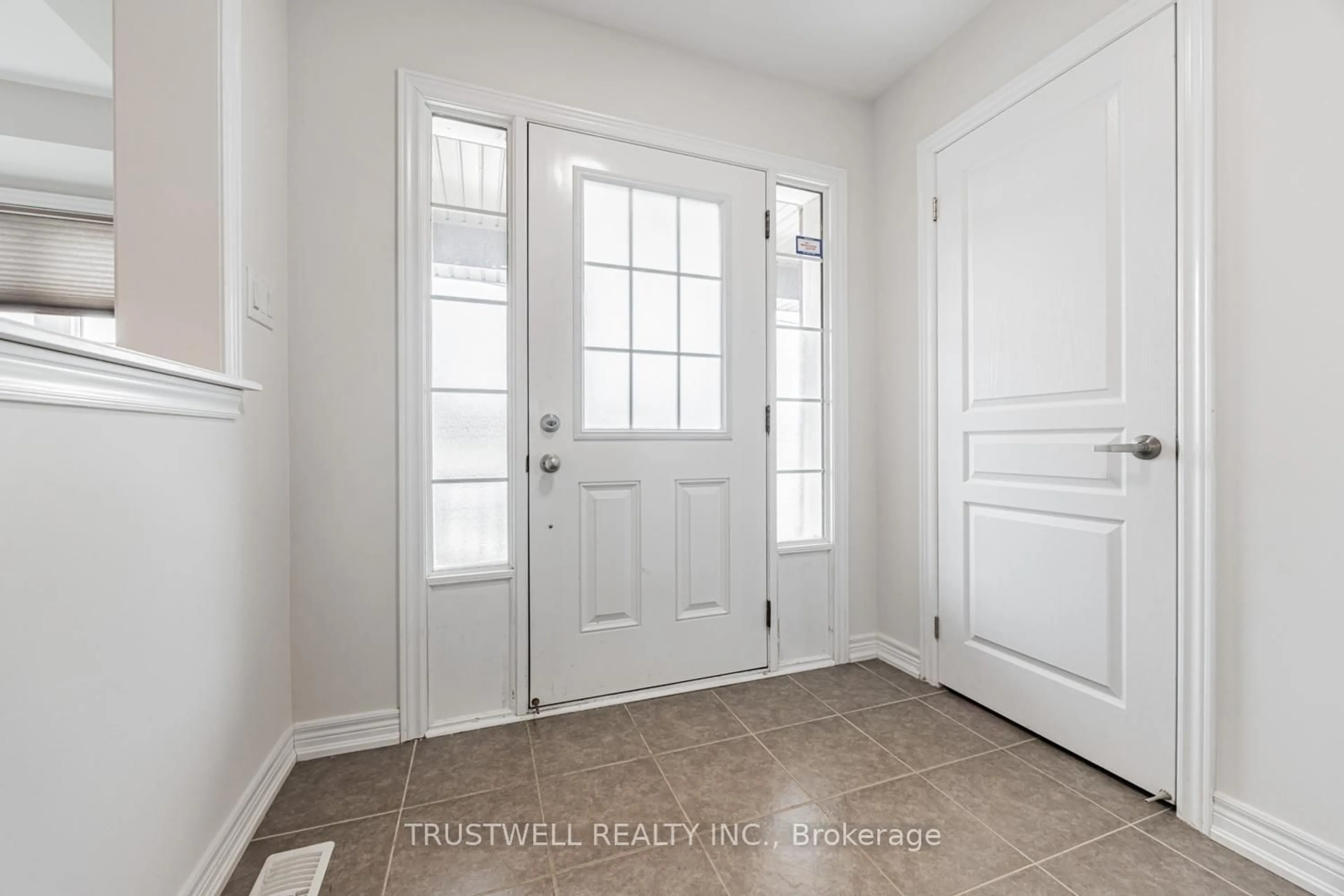 Indoor entryway for 9154 Dufferin St, Vaughan Ontario L4K 5M5