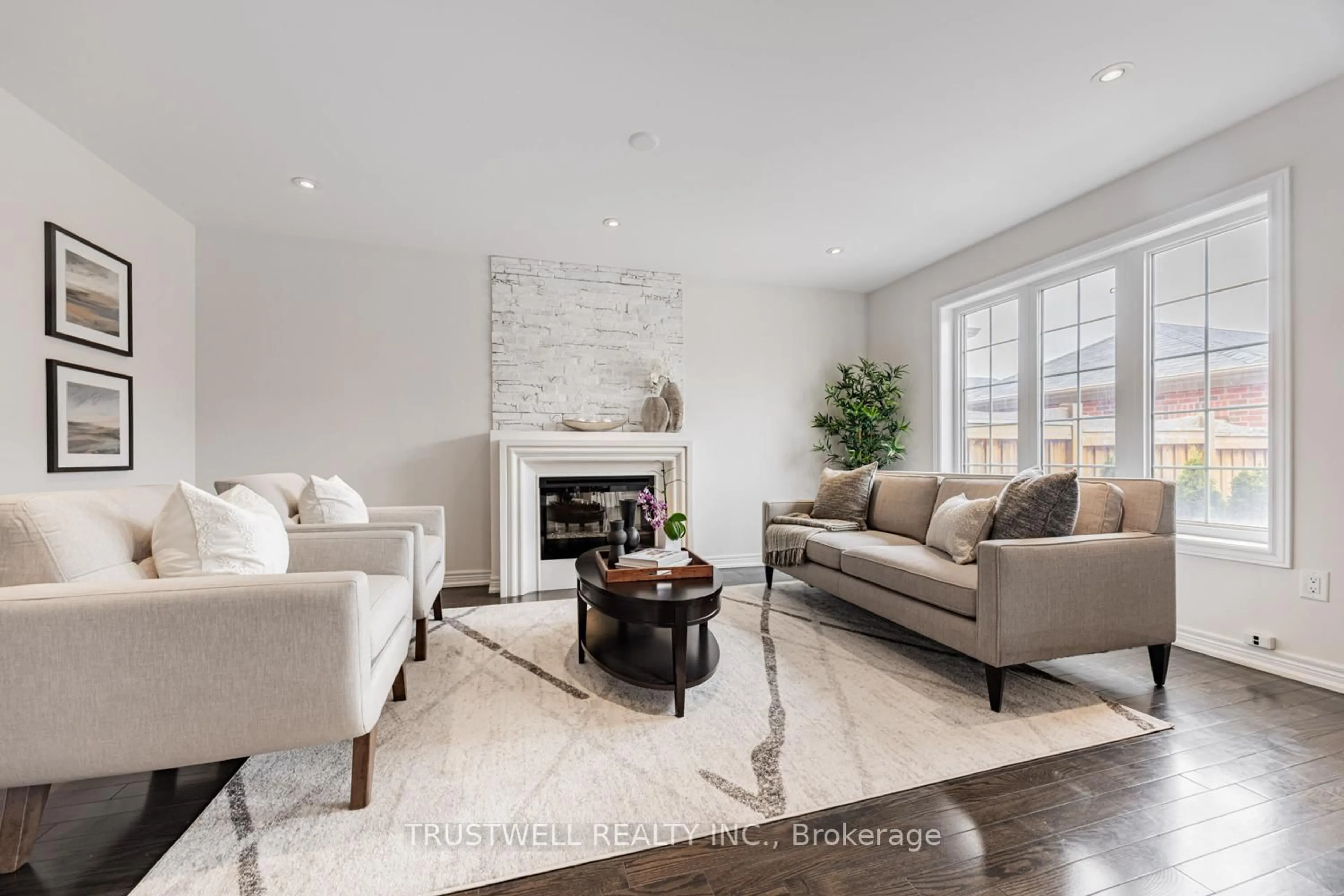 Living room with furniture, unknown for 9154 Dufferin St, Vaughan Ontario L4K 5M5