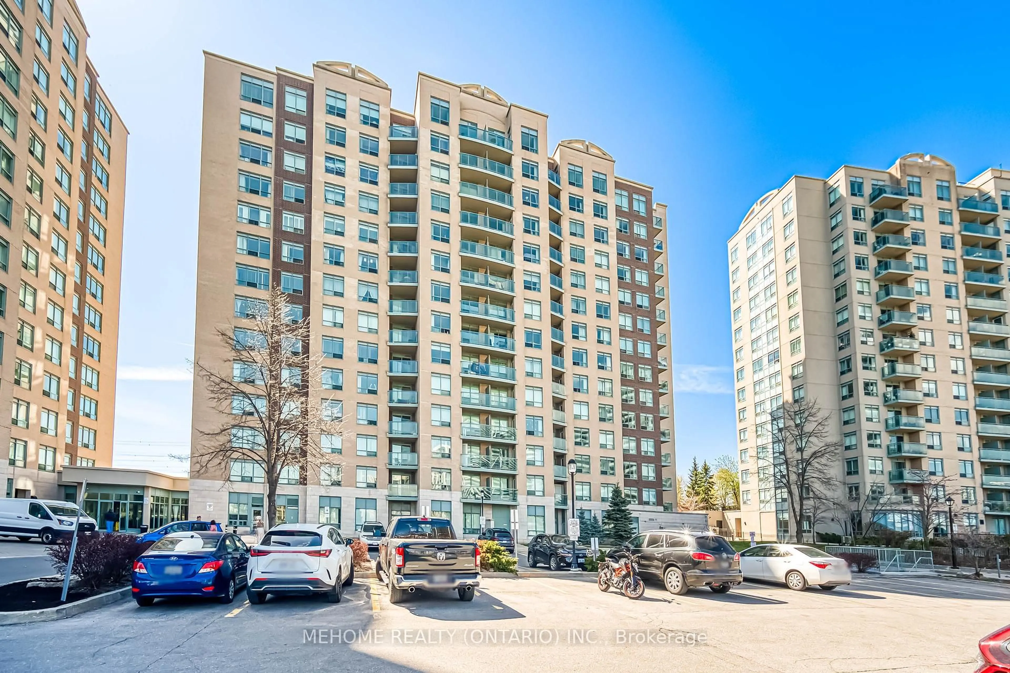 A pic from outside/outdoor area/front of a property/back of a property/a pic from drone, unknown for 23 Oneida Cres #LPH02, Richmond Hill Ontario L4B 0A2