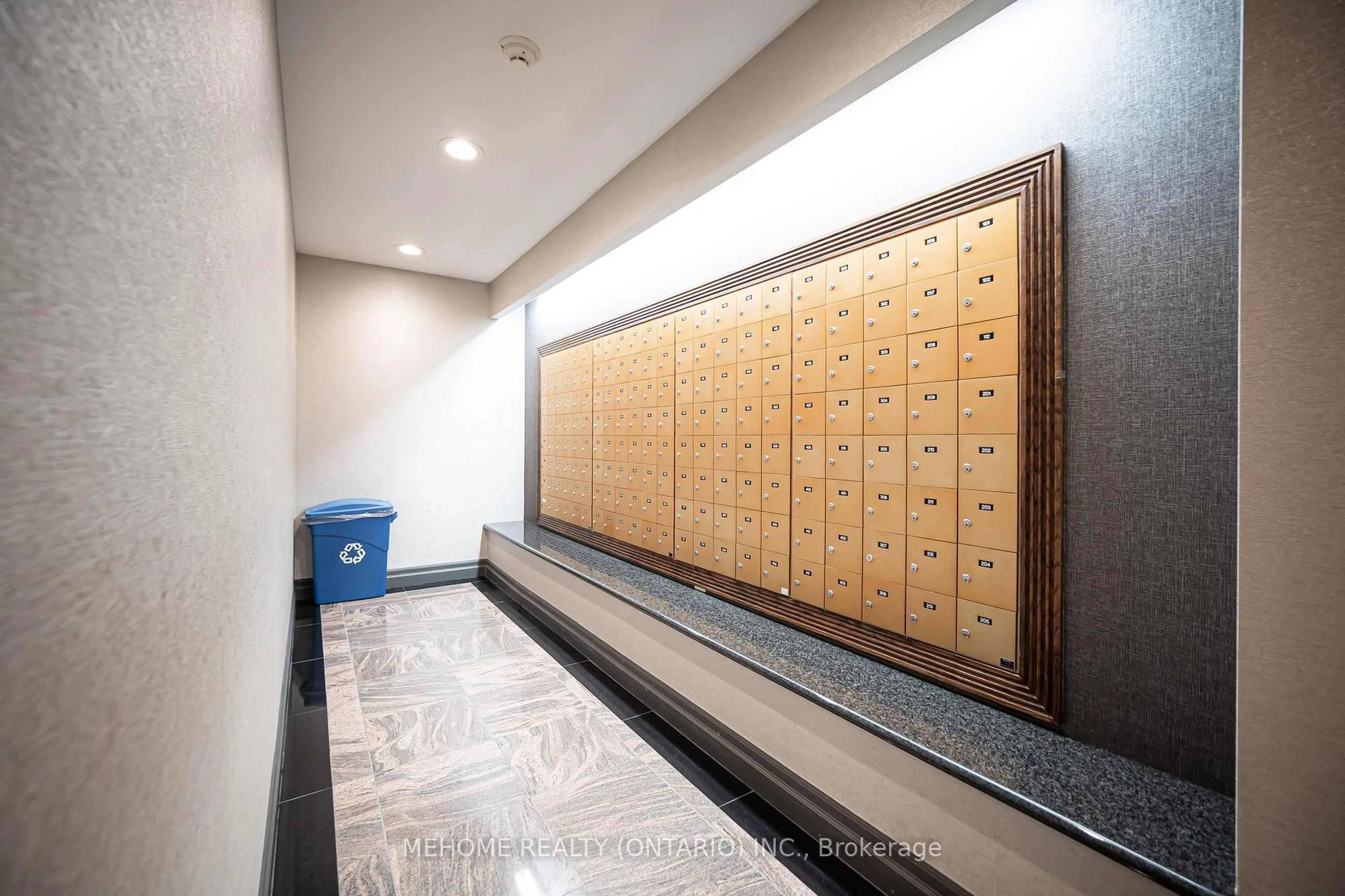 Indoor foyer for 23 Oneida Cres #LPH02, Richmond Hill Ontario L4B 0A2