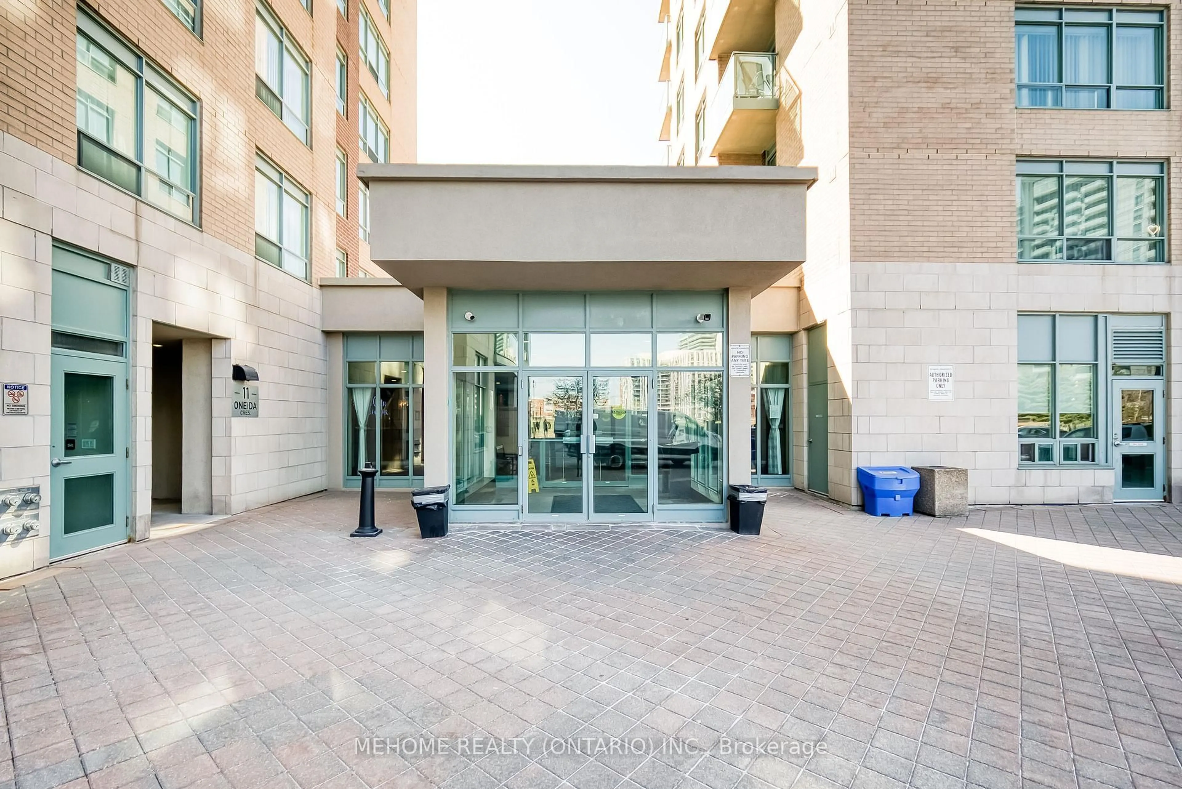 Indoor foyer for 23 Oneida Cres #LPH02, Richmond Hill Ontario L4B 0A2