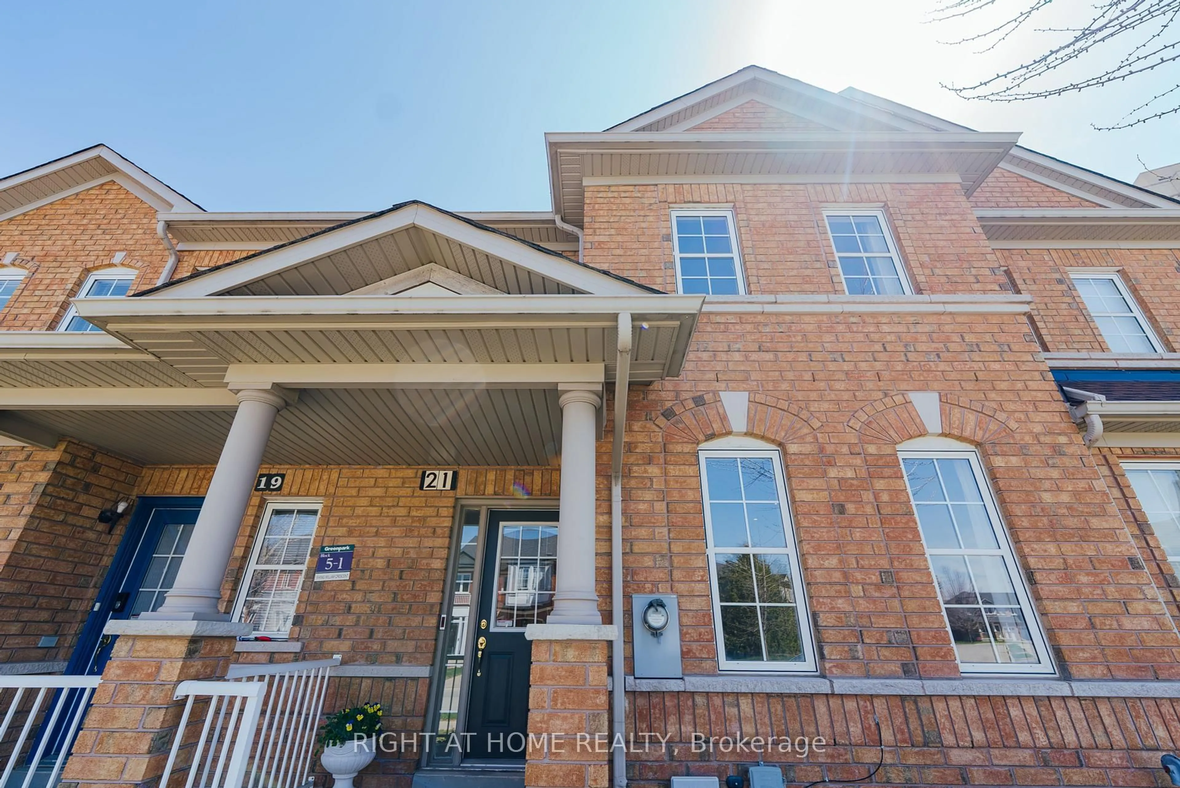 Home with brick exterior material, street for 21 King William Cres, Richmond Hill Ontario L4B 4S7