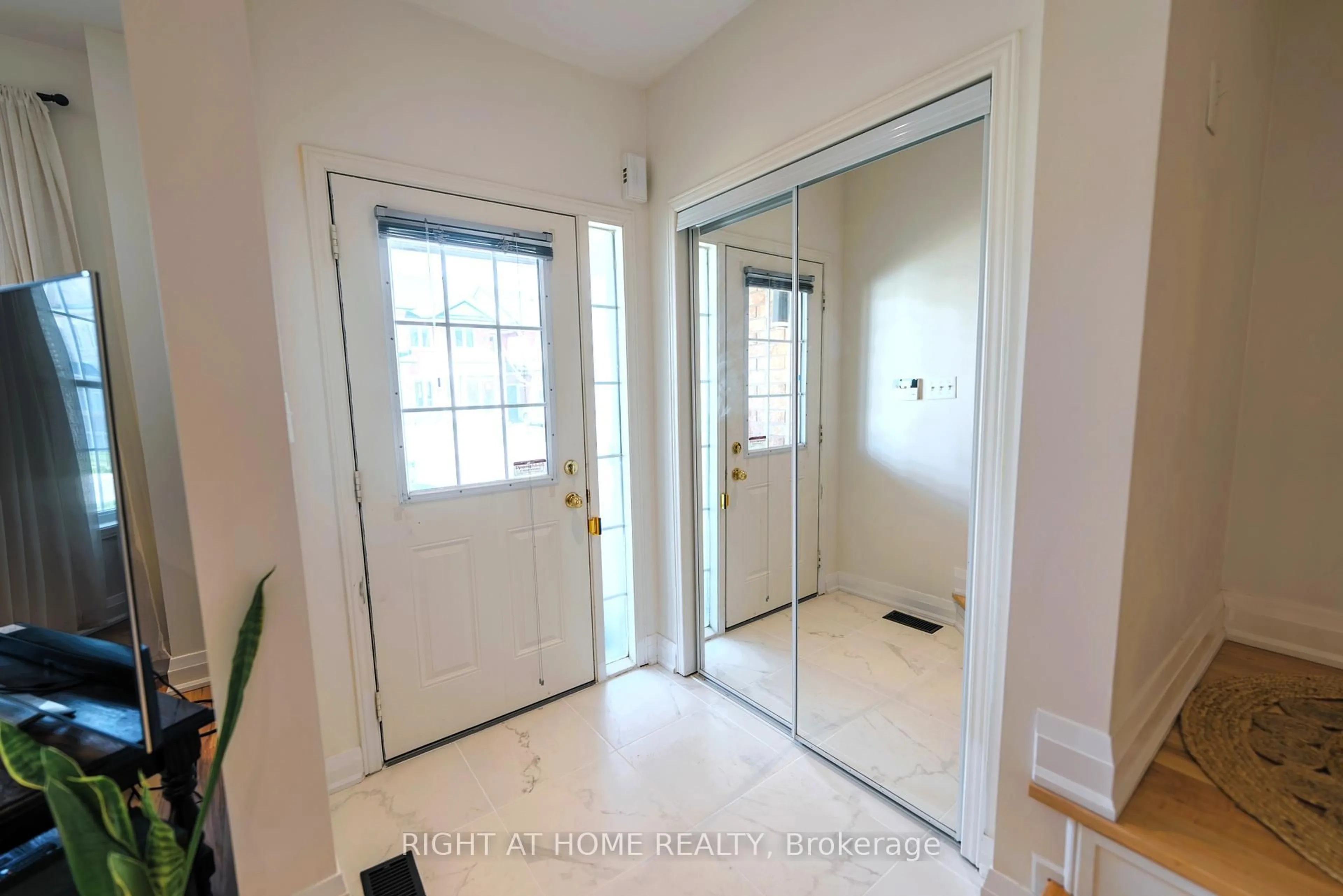 Indoor entryway for 21 King William Cres, Richmond Hill Ontario L4B 4S7