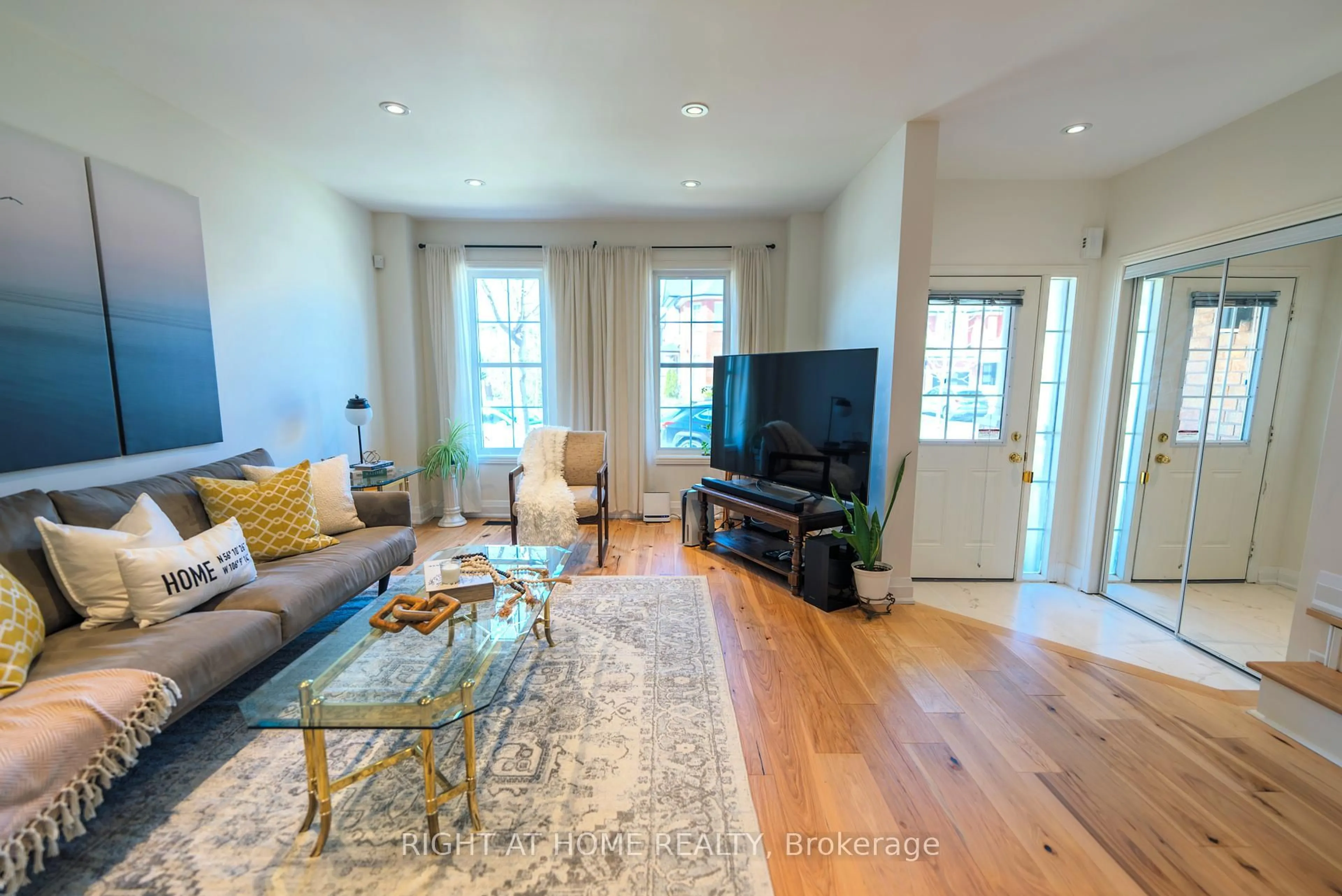 Living room with furniture, wood/laminate floor for 21 King William Cres, Richmond Hill Ontario L4B 4S7