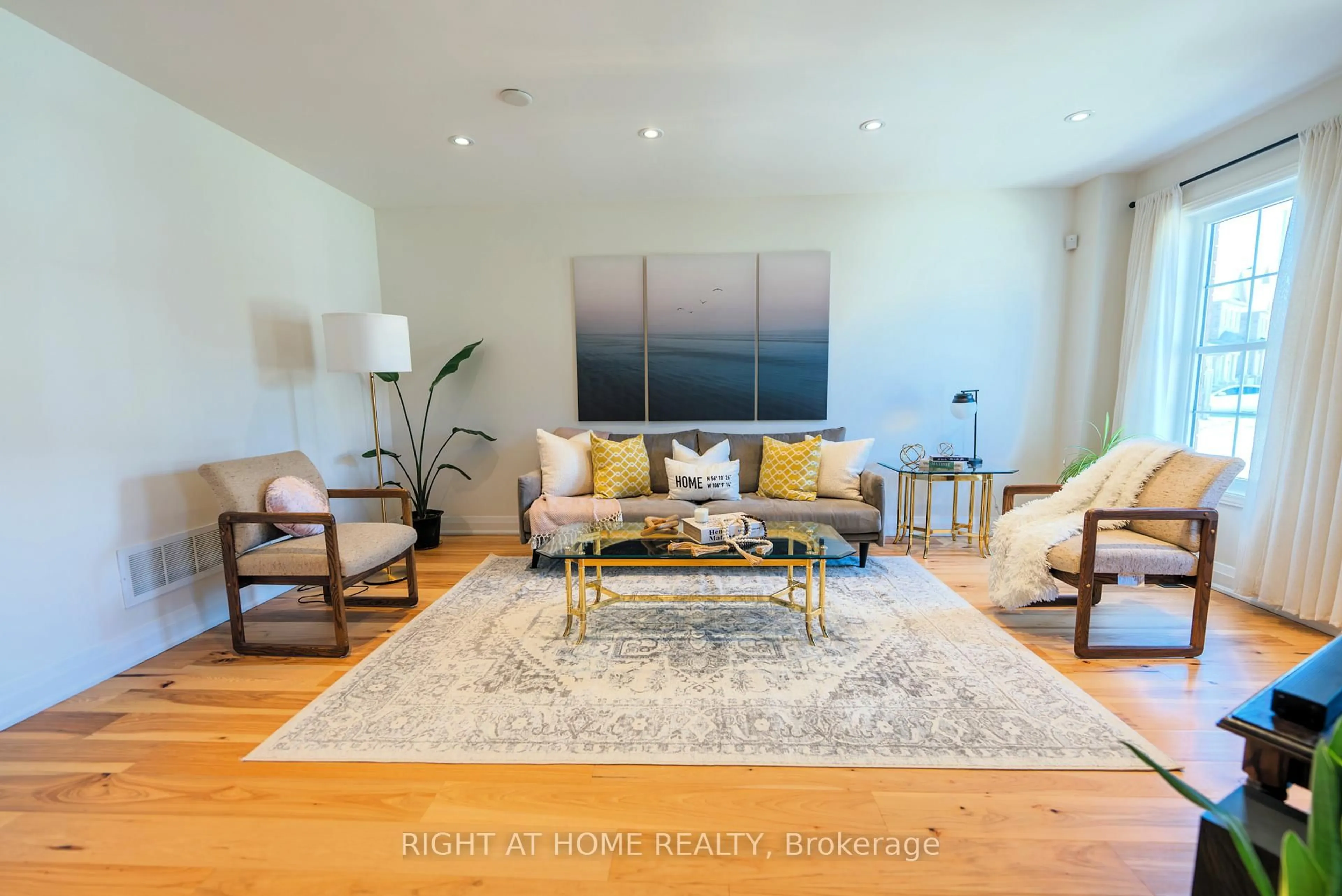 Living room with furniture, wood/laminate floor for 21 King William Cres, Richmond Hill Ontario L4B 4S7
