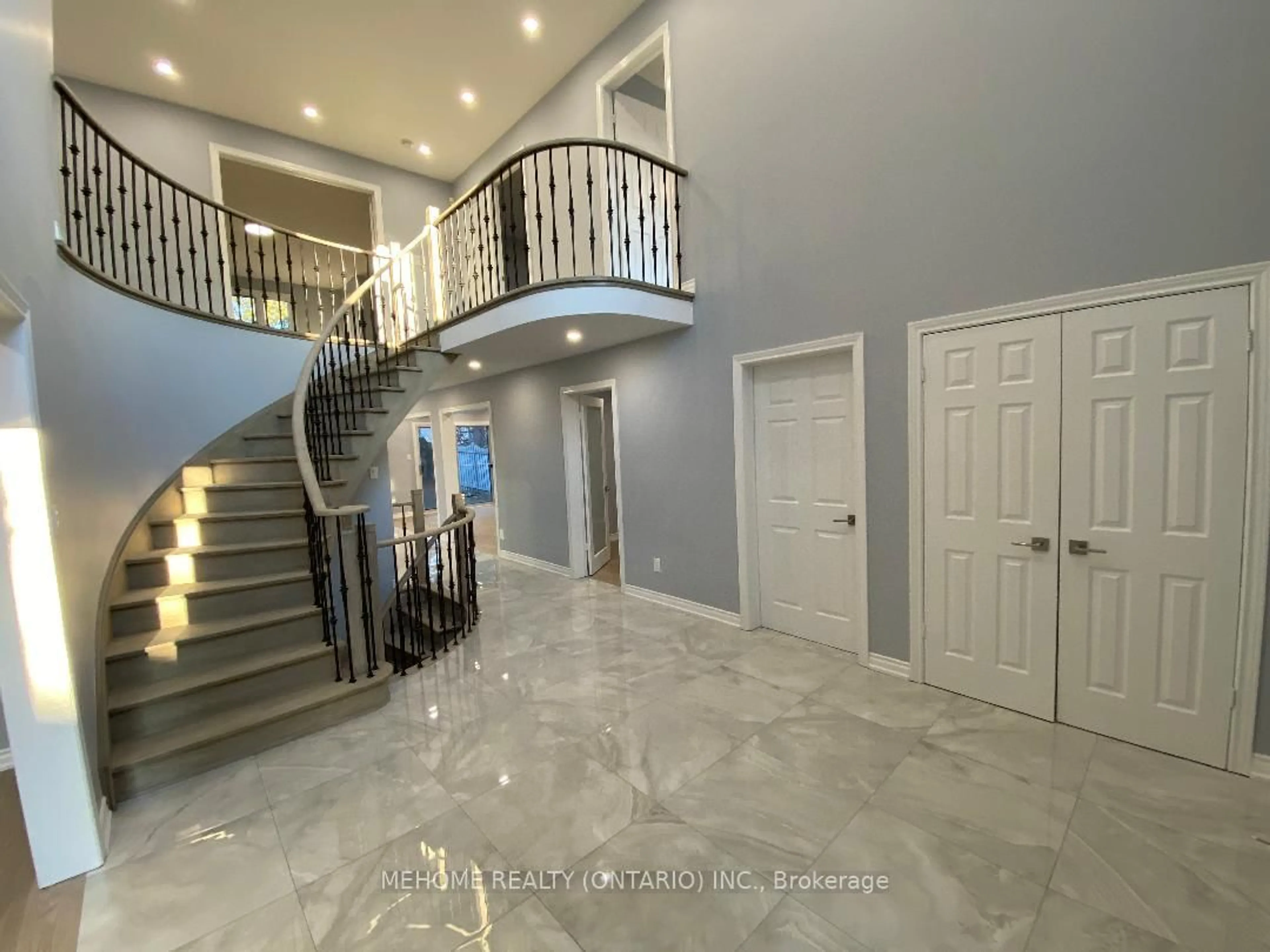 Indoor foyer for 12 Highbridge Rd, Richmond Hill Ontario L4B 1Y1