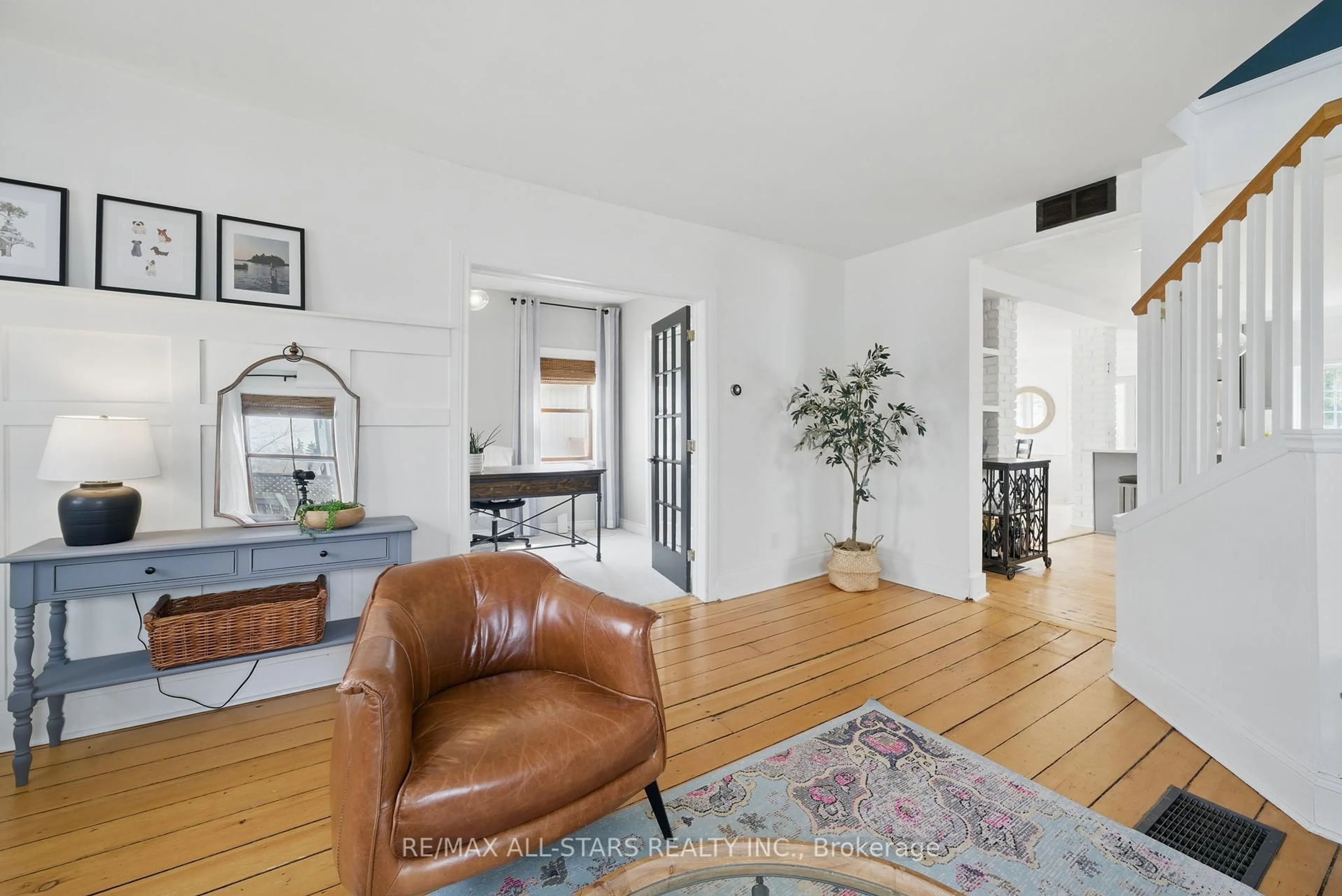 Living room with furniture, unknown for 104 Mechanic St, Uxbridge Ontario L9P 1G8
