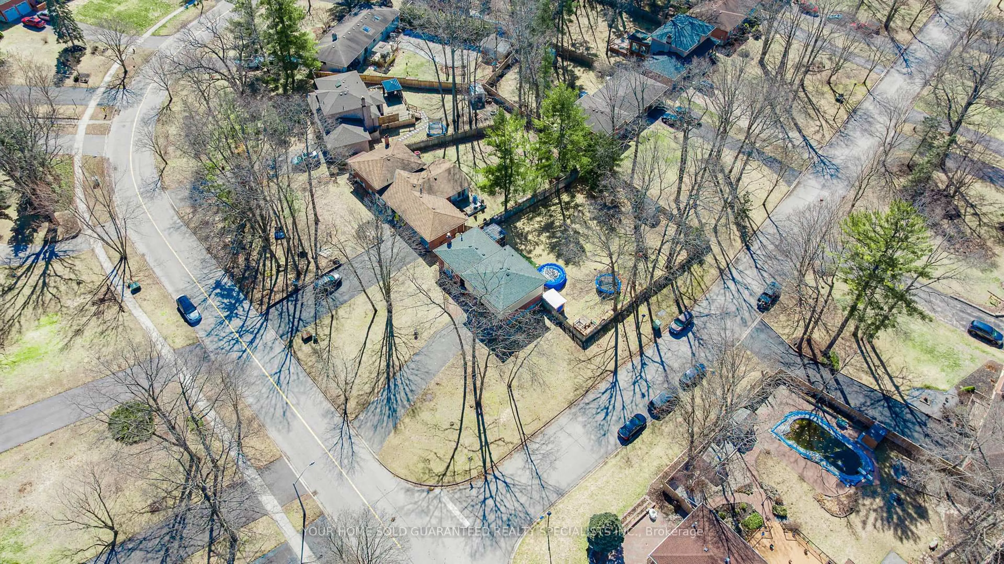 A pic from outside/outdoor area/front of a property/back of a property/a pic from drone, street for 218 Park Ave, East Gwillimbury Ontario L9N 1J7