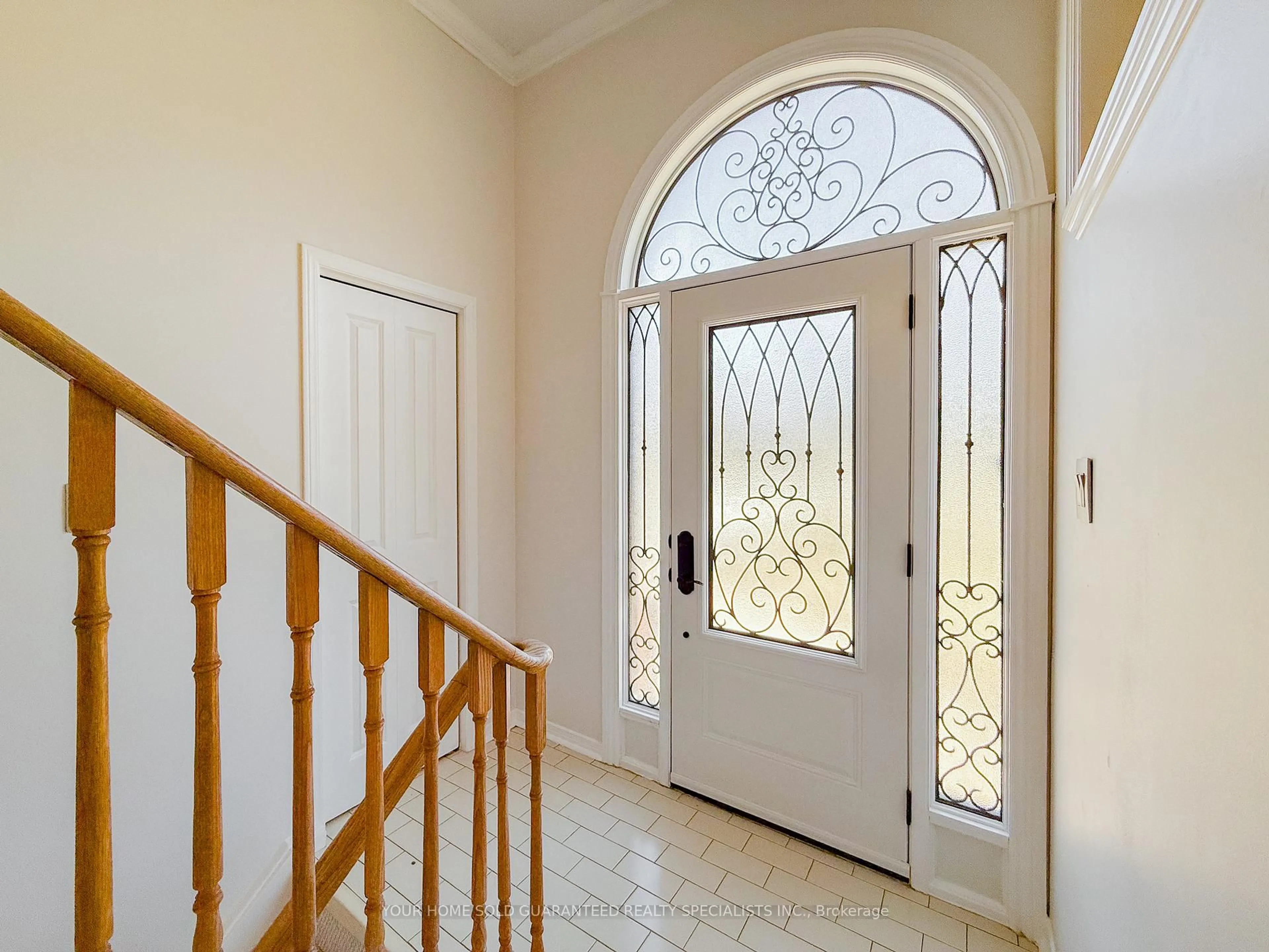 Indoor entryway for 218 Park Ave, East Gwillimbury Ontario L9N 1J7