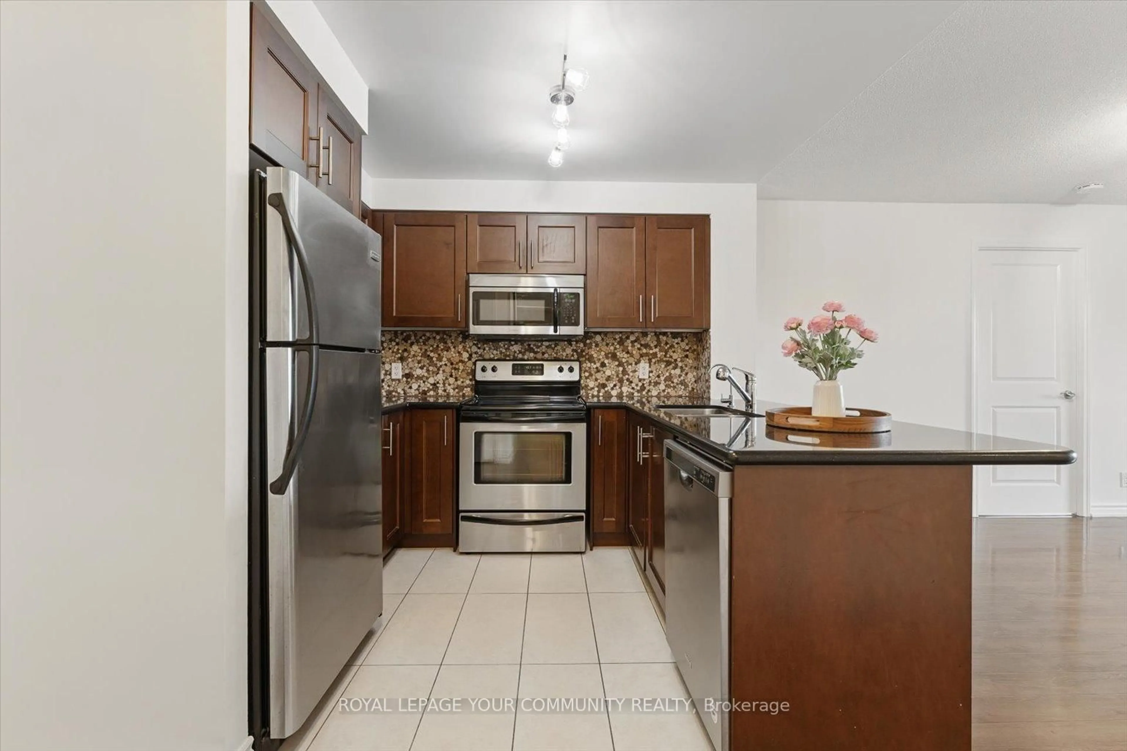 Standard kitchen, ceramic/tile floor for 18 Harding Blvd #214, Richmond Hill Ontario L4C 0T3
