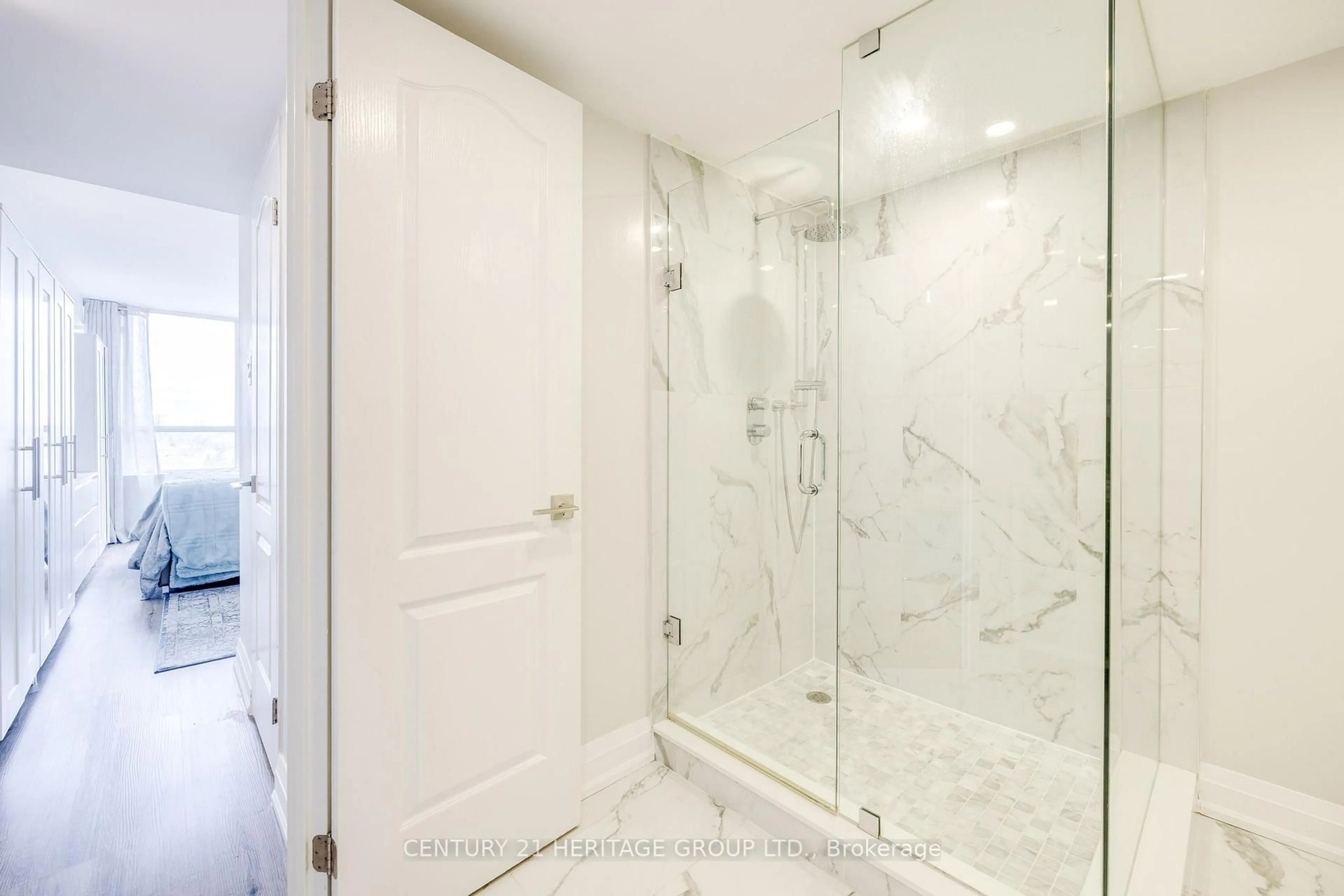 Contemporary bathroom, ceramic/tile floor for 7 Townsgate Dr #707, Vaughan Ontario L4J 7Z9