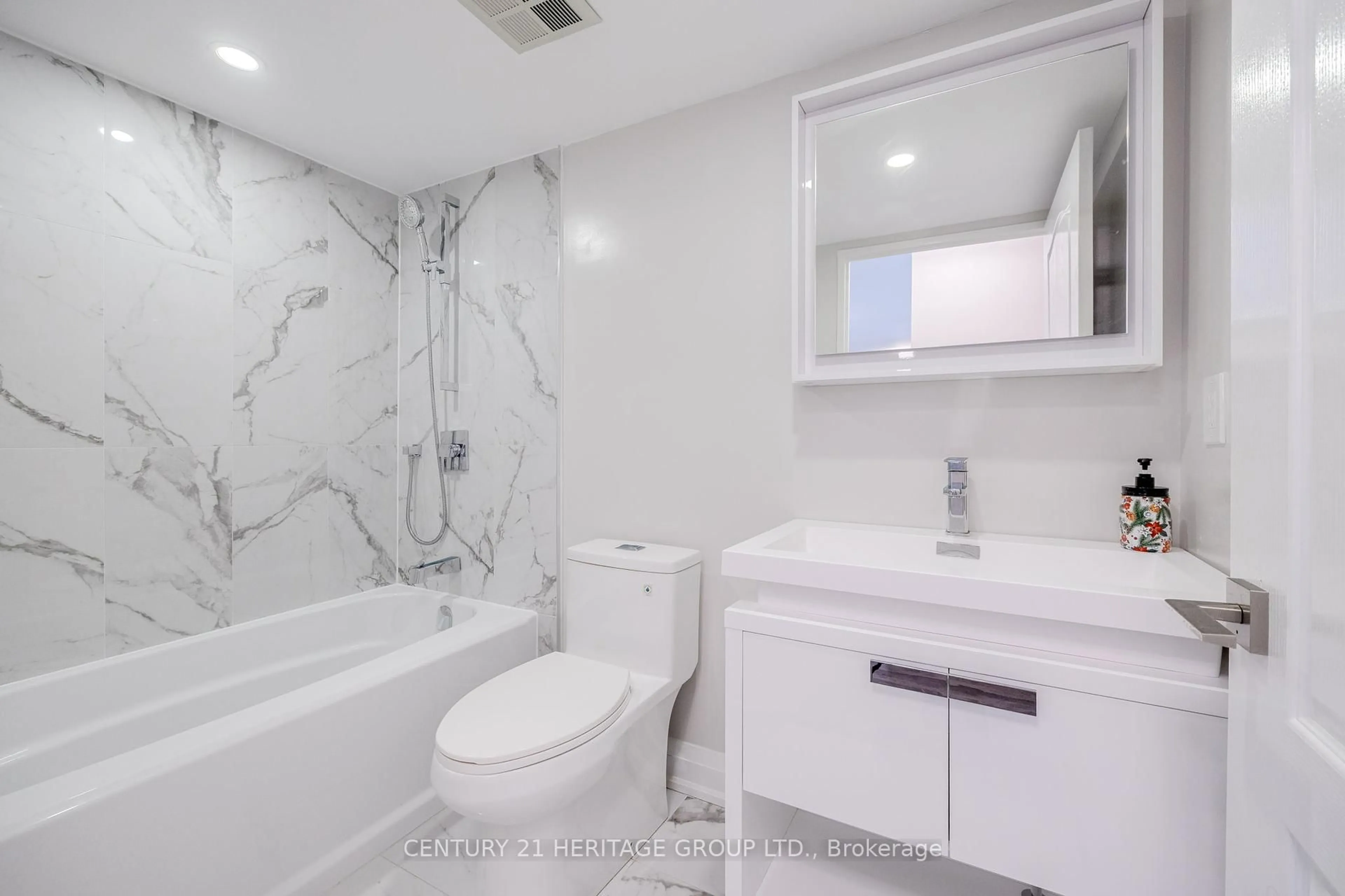 Standard bathroom, ceramic/tile floor for 7 Townsgate Dr #707, Vaughan Ontario L4J 7Z9