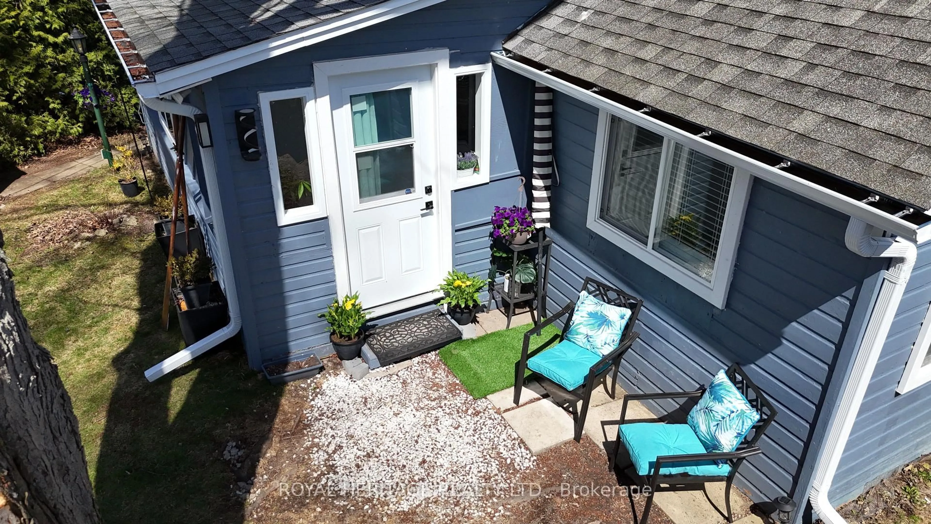 Patio, street for 77 Blue Heron Dr, Georgina Ontario L0E 1N0