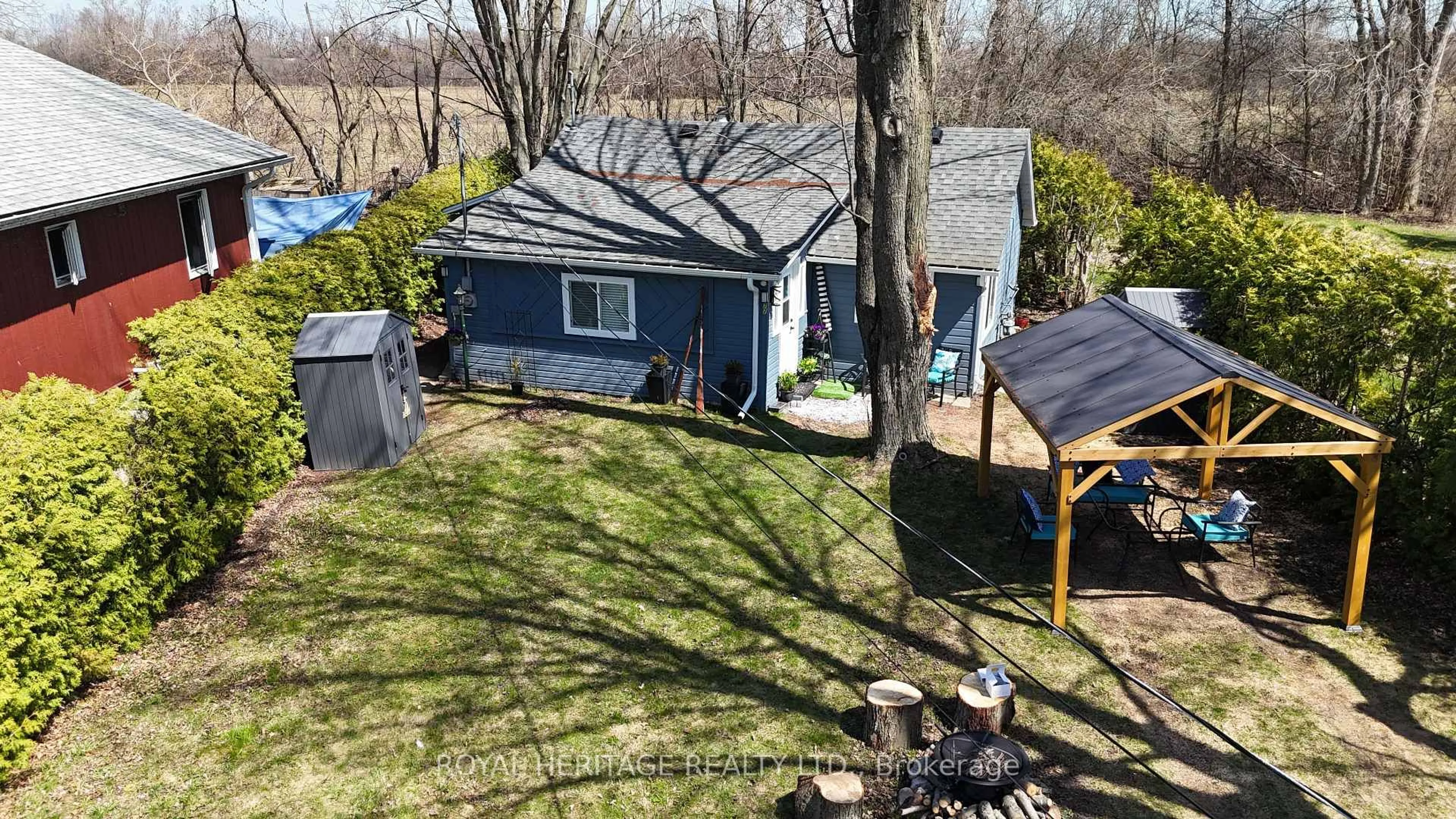 A pic from outside/outdoor area/front of a property/back of a property/a pic from drone, street for 77 Blue Heron Dr, Georgina Ontario L0E 1N0