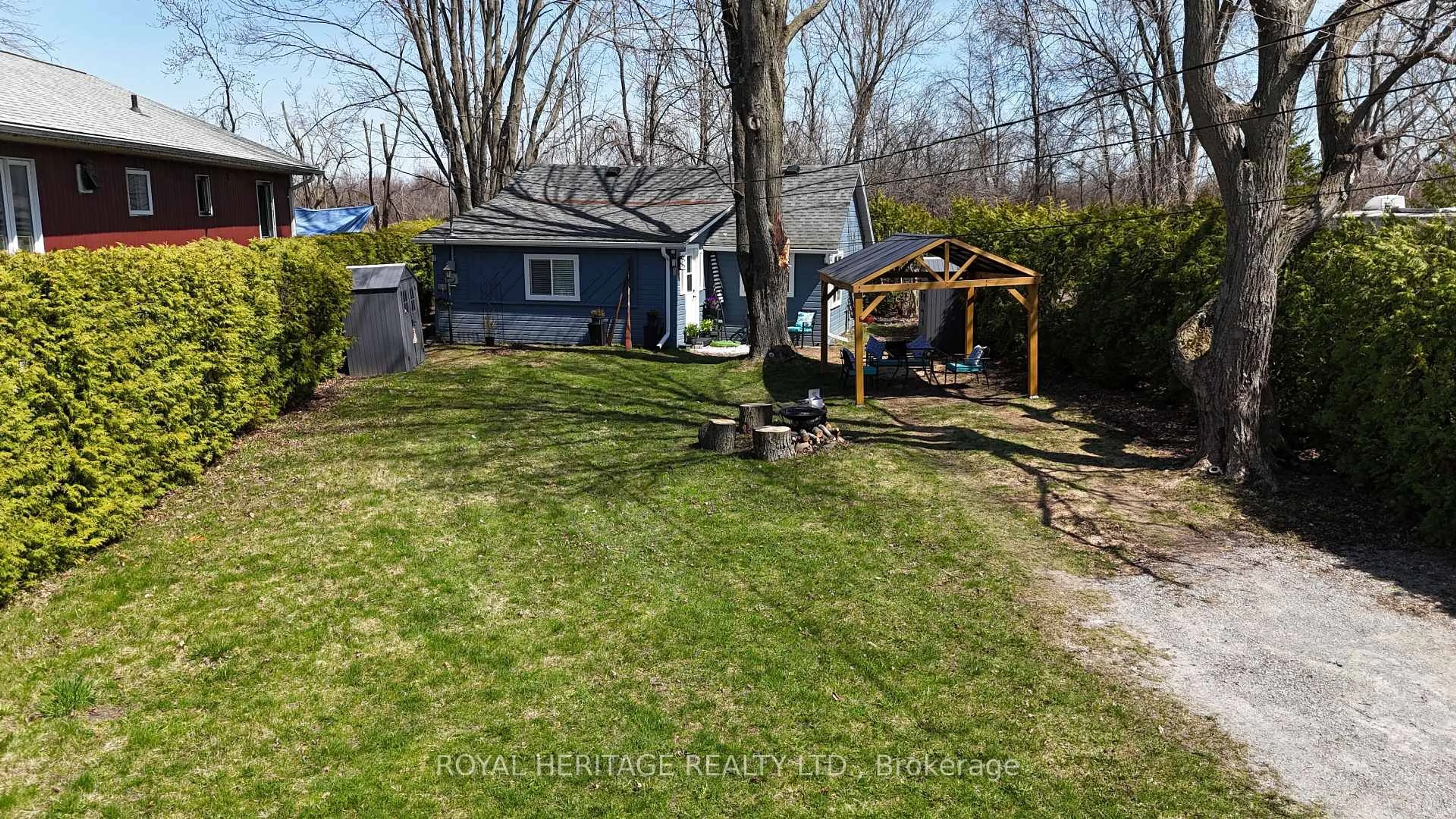 A pic from outside/outdoor area/front of a property/back of a property/a pic from drone, unknown for 77 Blue Heron Dr, Georgina Ontario L0E 1N0