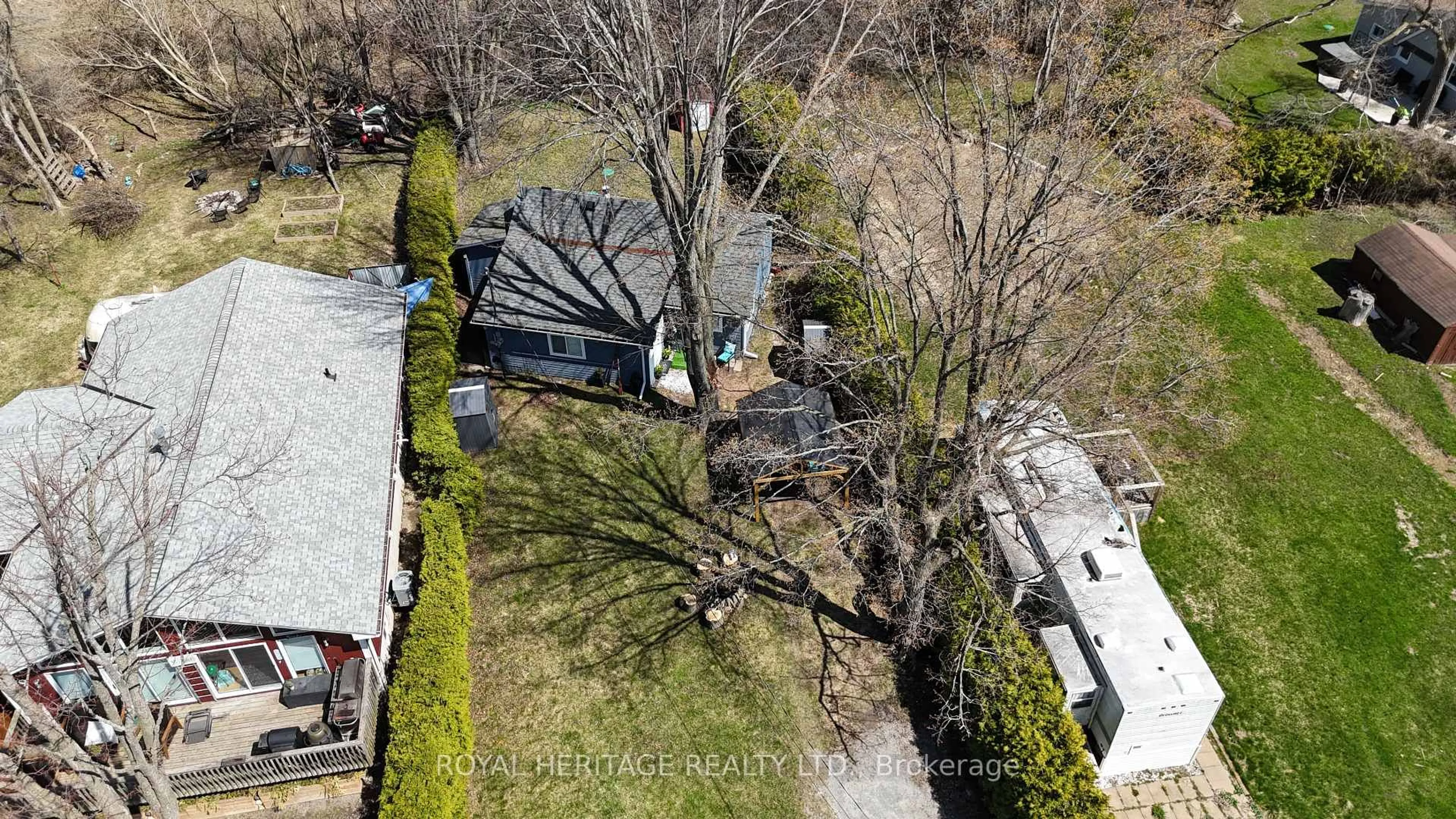 A pic from outside/outdoor area/front of a property/back of a property/a pic from drone, street for 77 Blue Heron Dr, Georgina Ontario L0E 1N0