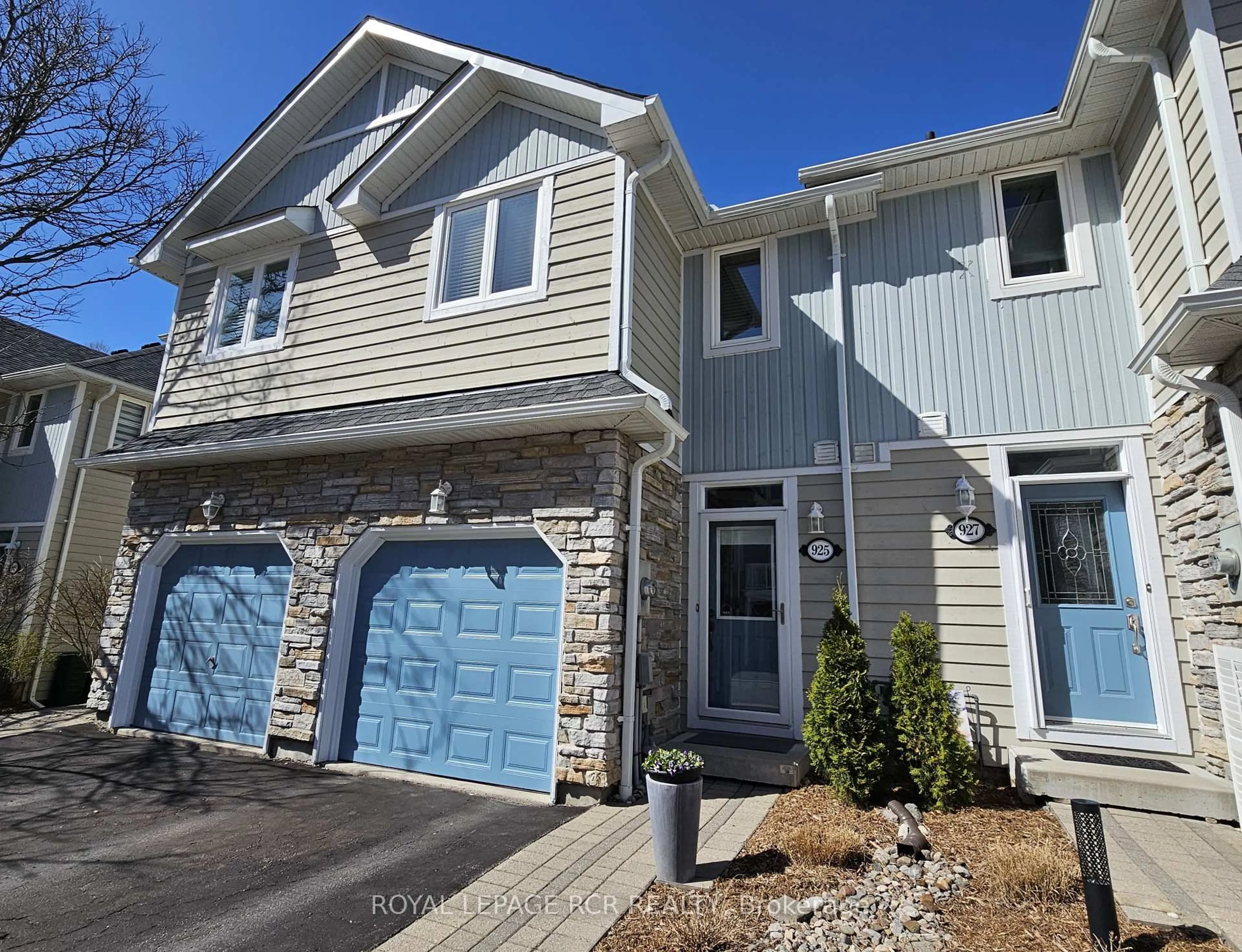Home with vinyl exterior material, street for 925 Creekfront Way, Newmarket Ontario L3Y 8T4