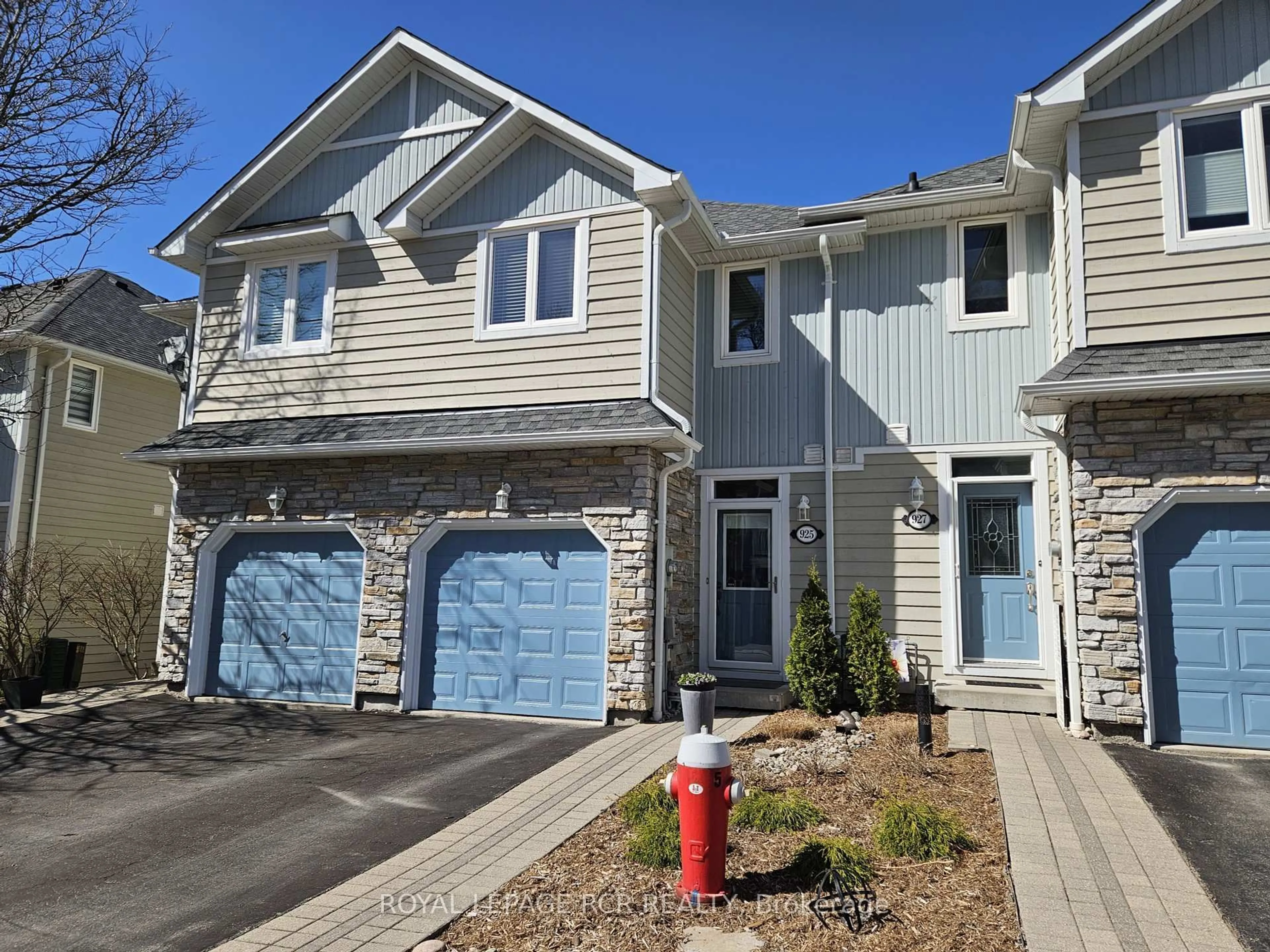 Home with vinyl exterior material, street for 925 Creekfront Way, Newmarket Ontario L3Y 8T4