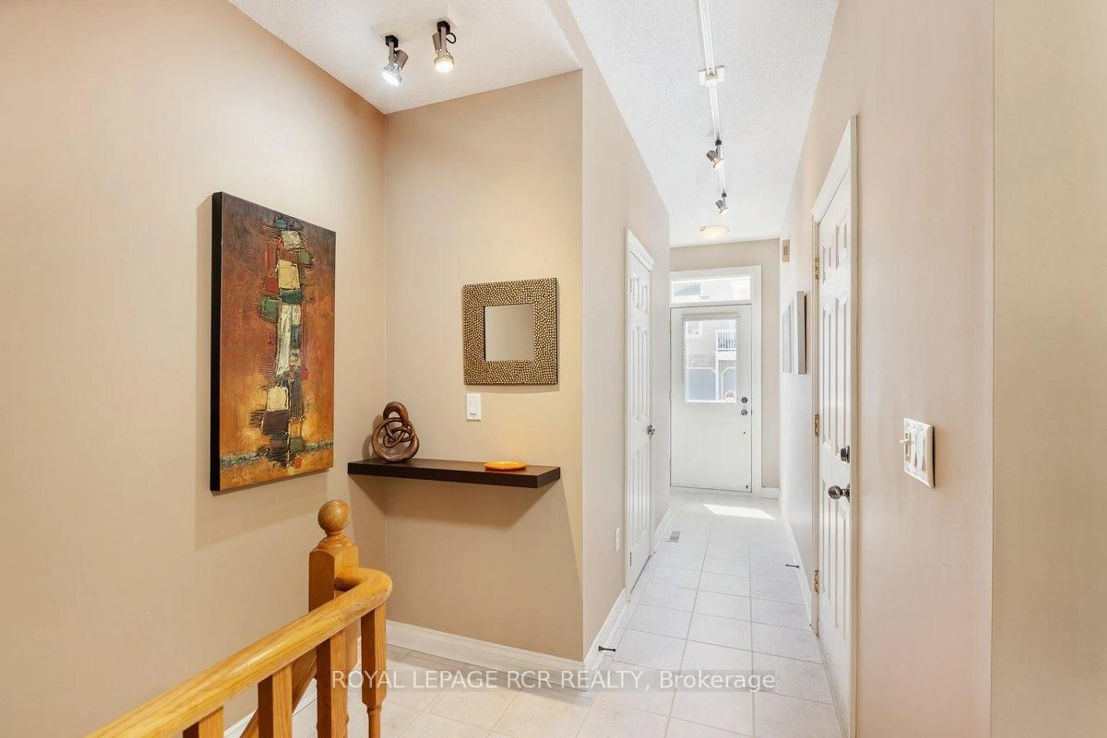 Indoor foyer for 925 Creekfront Way, Newmarket Ontario L3Y 8T4