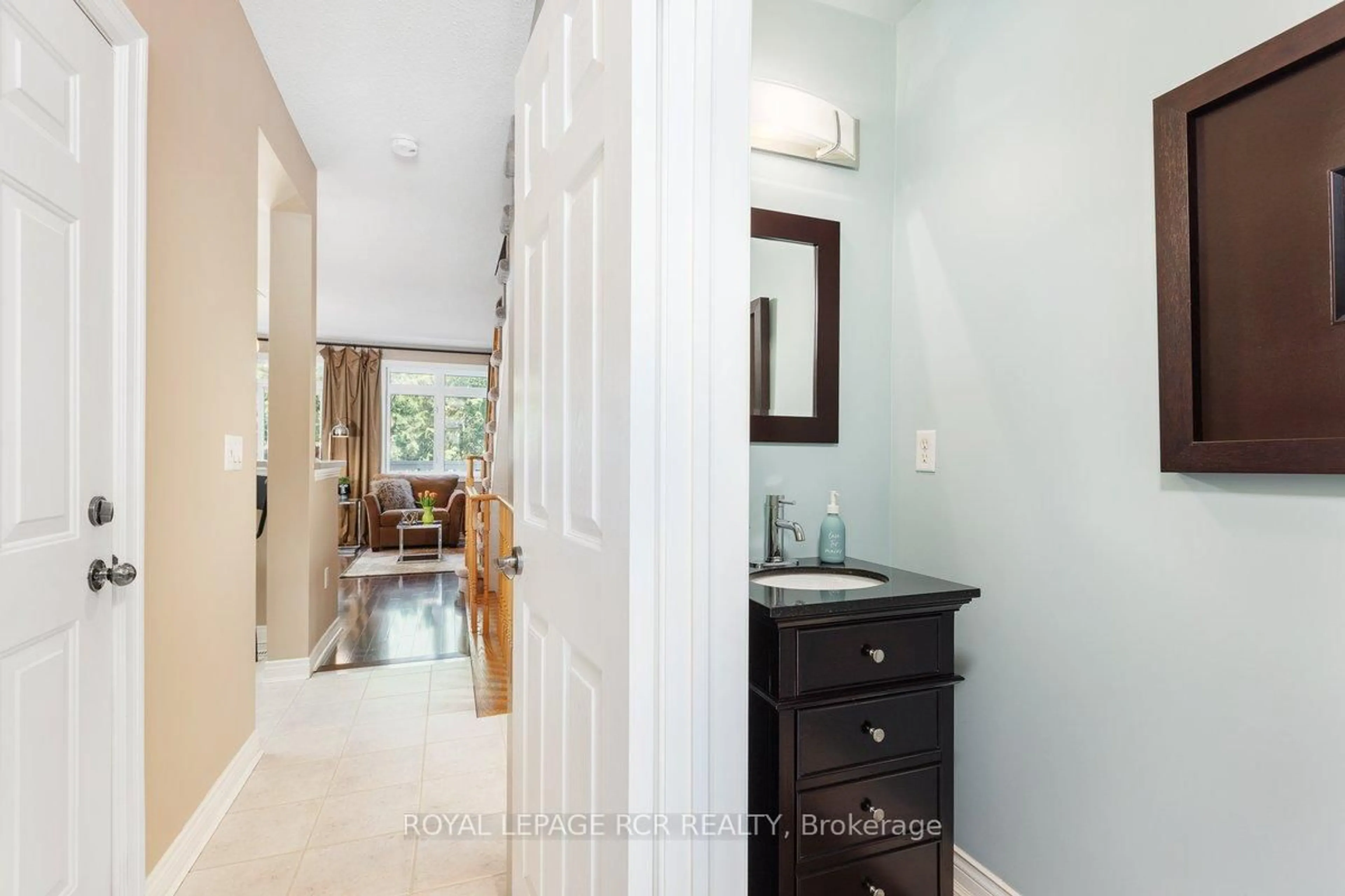Indoor entryway for 925 Creekfront Way, Newmarket Ontario L3Y 8T4