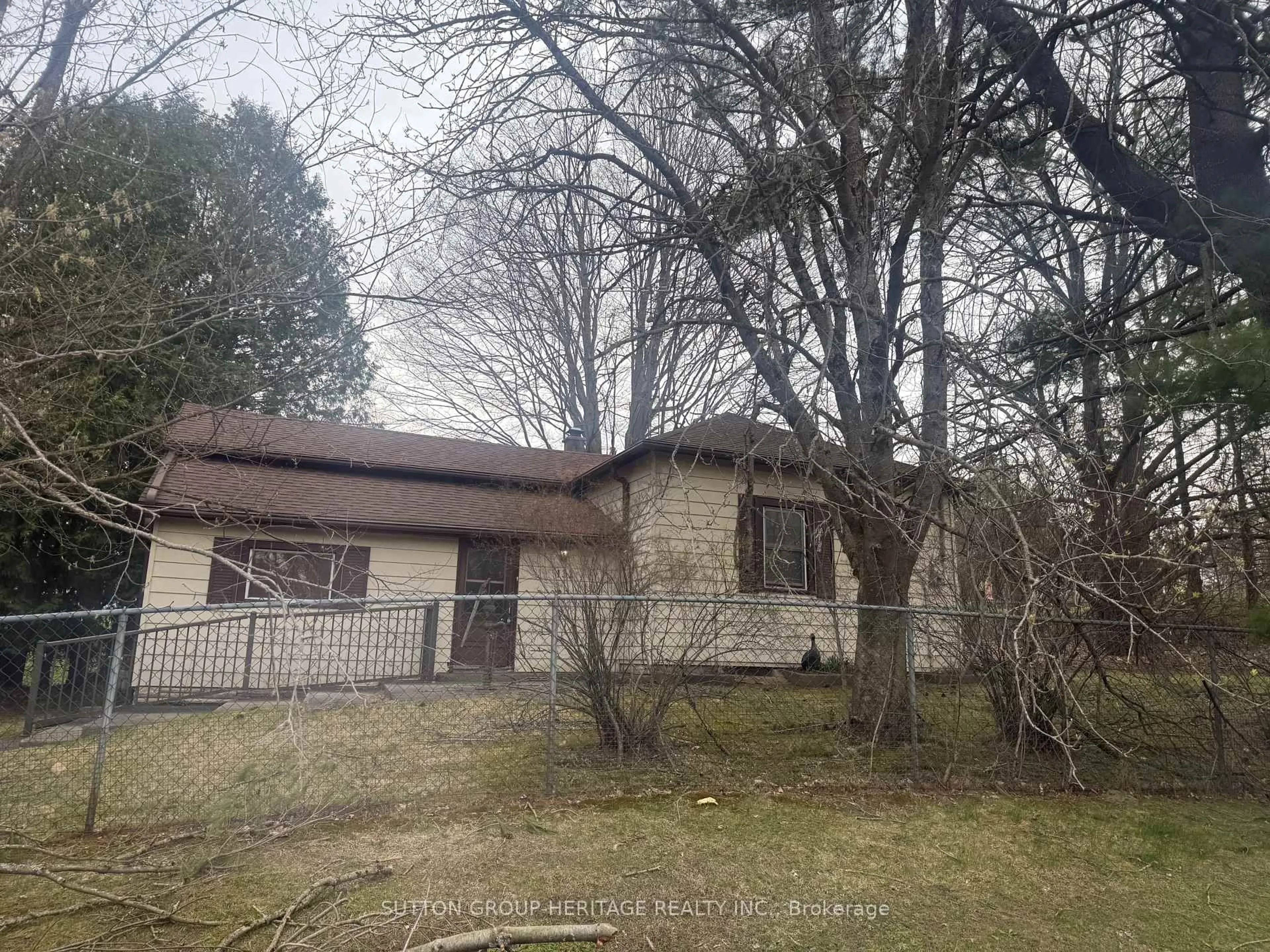 A pic from outside/outdoor area/front of a property/back of a property/a pic from drone, building for 131 Cemetery Rd, Uxbridge Ontario L9P 1R1