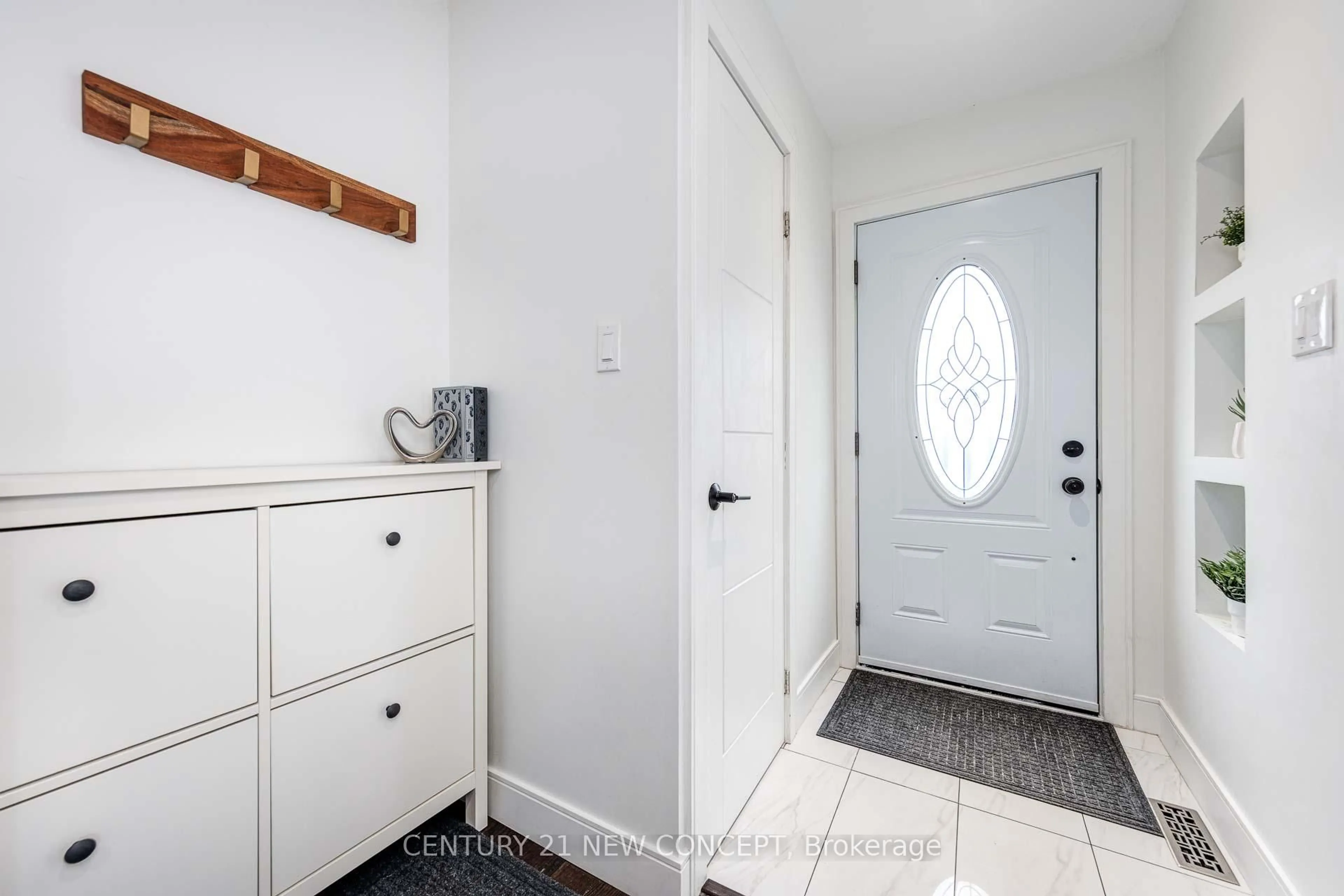 Indoor entryway for 139 Avenue Rd, Richmond Hill Ontario L4C 4Z6