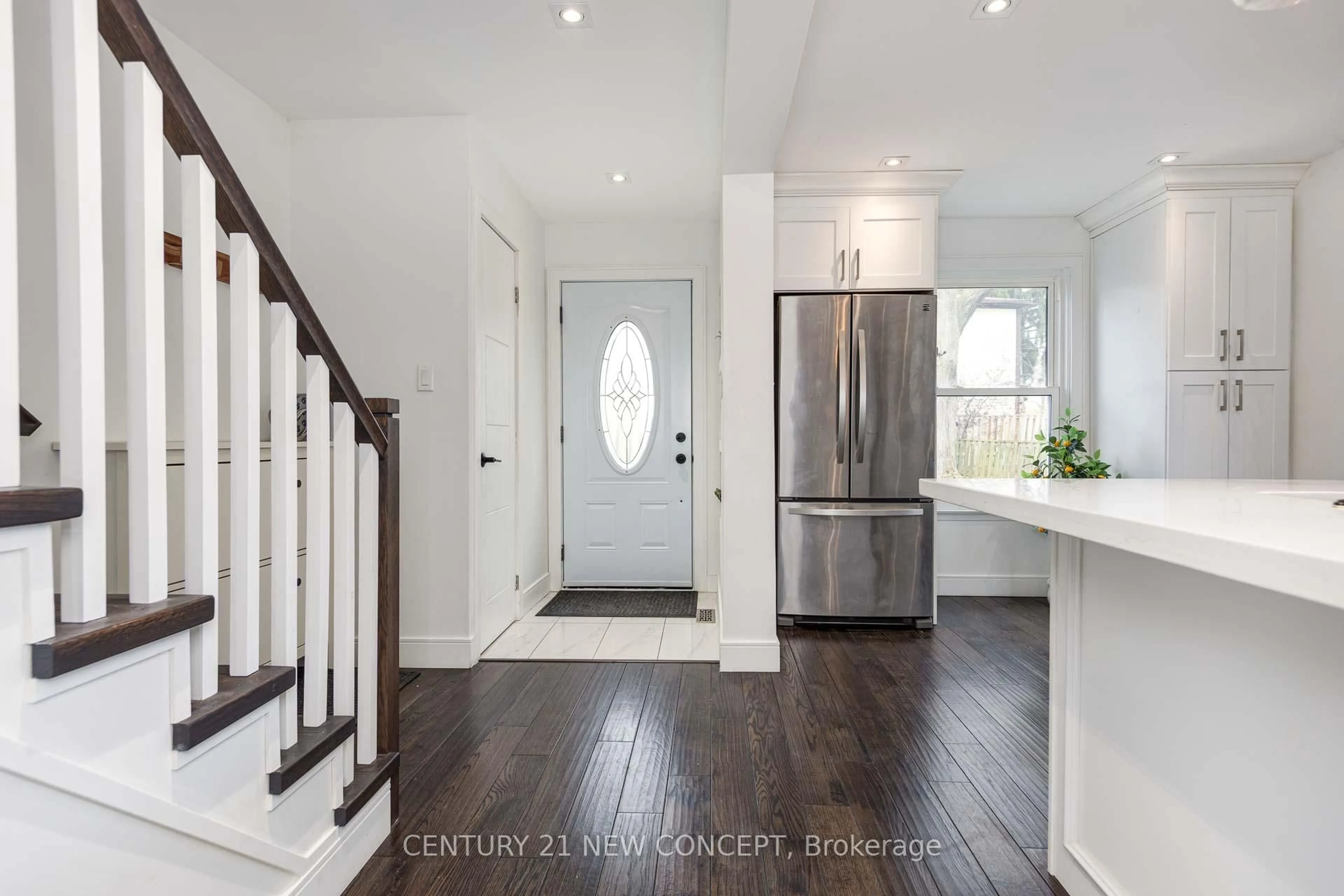 Indoor entryway for 139 Avenue Rd, Richmond Hill Ontario L4C 4Z6