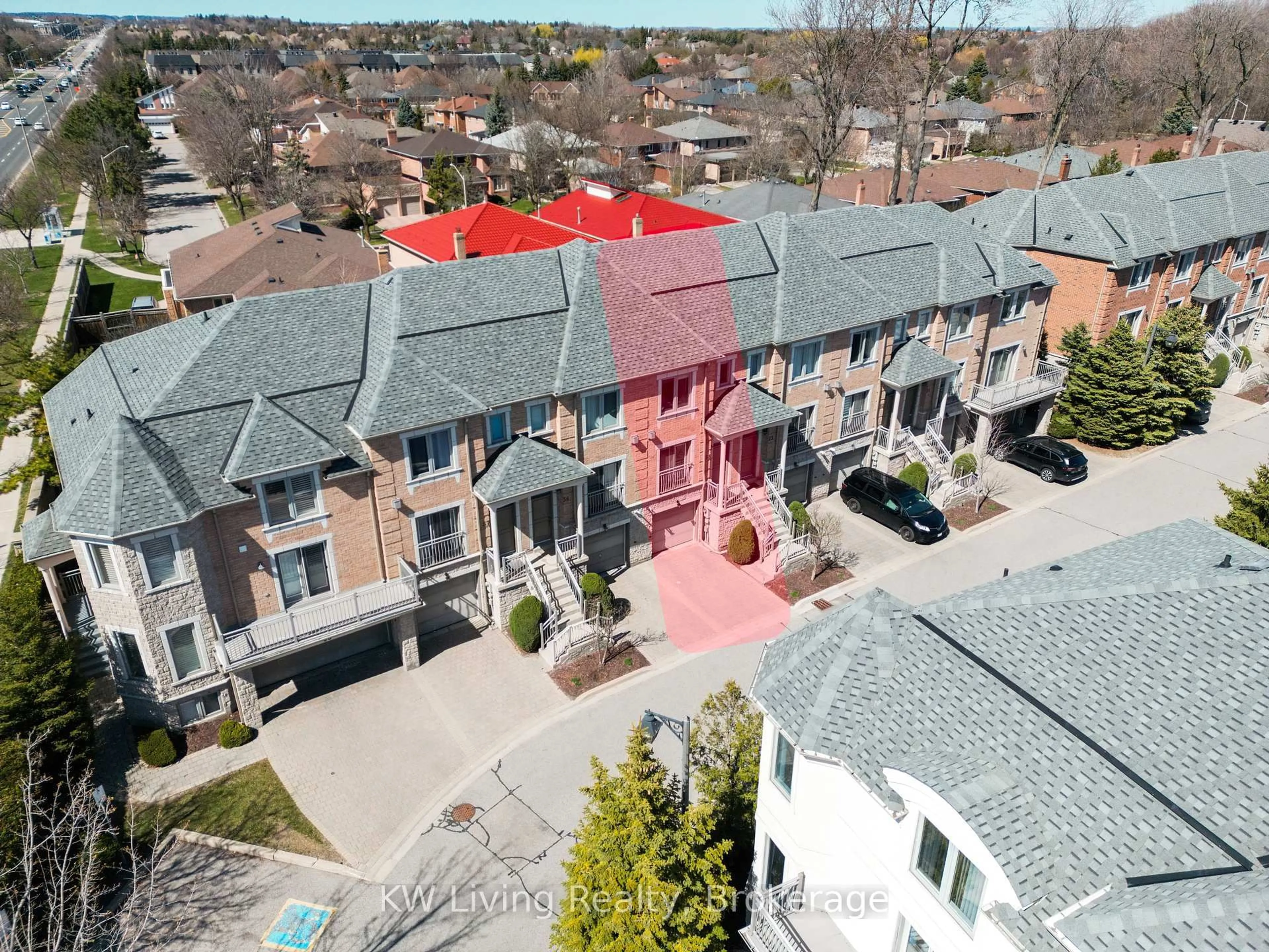 A pic from outside/outdoor area/front of a property/back of a property/a pic from drone, street for 9133 Bayview Ave #55, Richmond Hill Ontario L4B 4V6