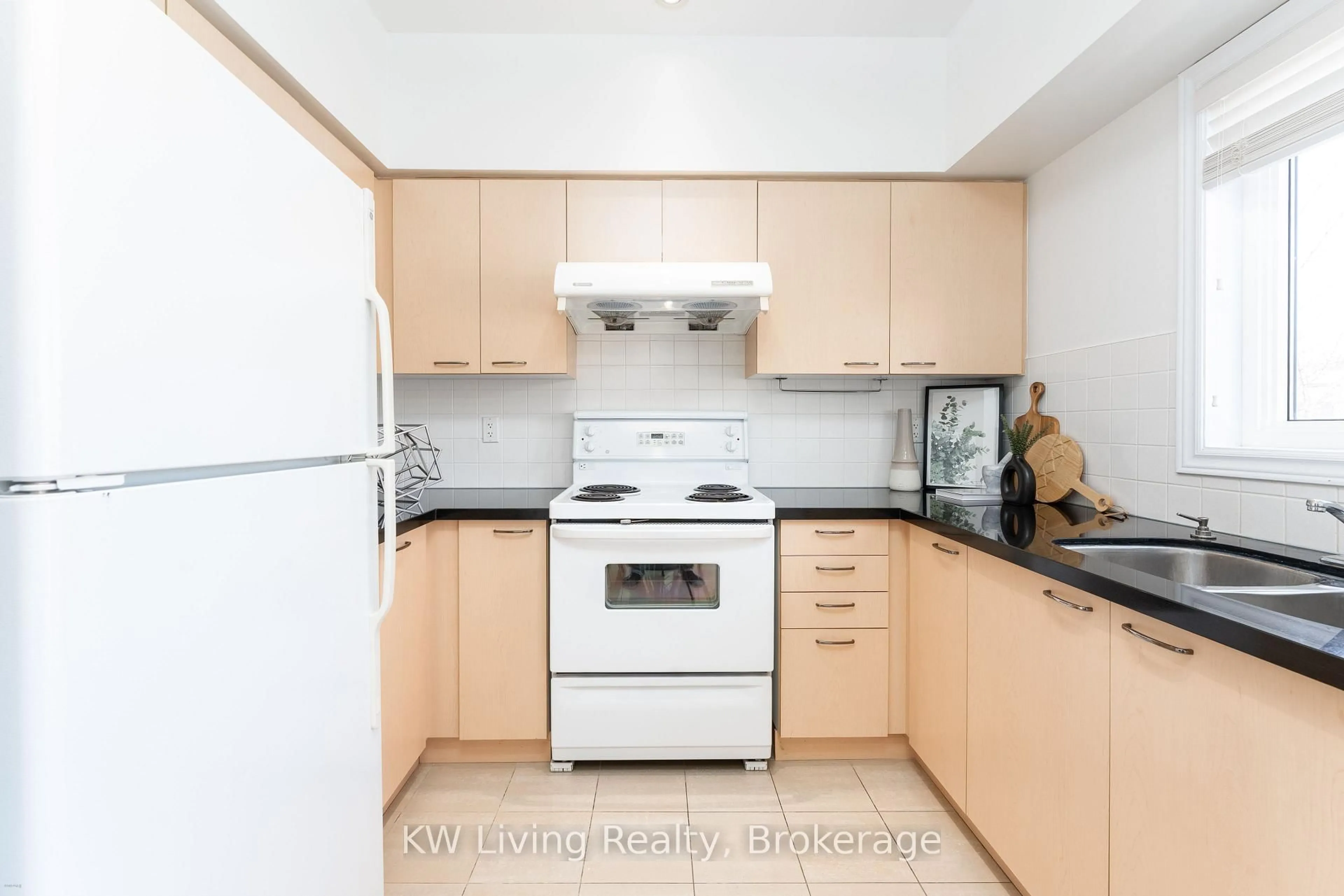 Standard kitchen, wood/laminate floor for 9133 Bayview Ave #55, Richmond Hill Ontario L4B 4V6