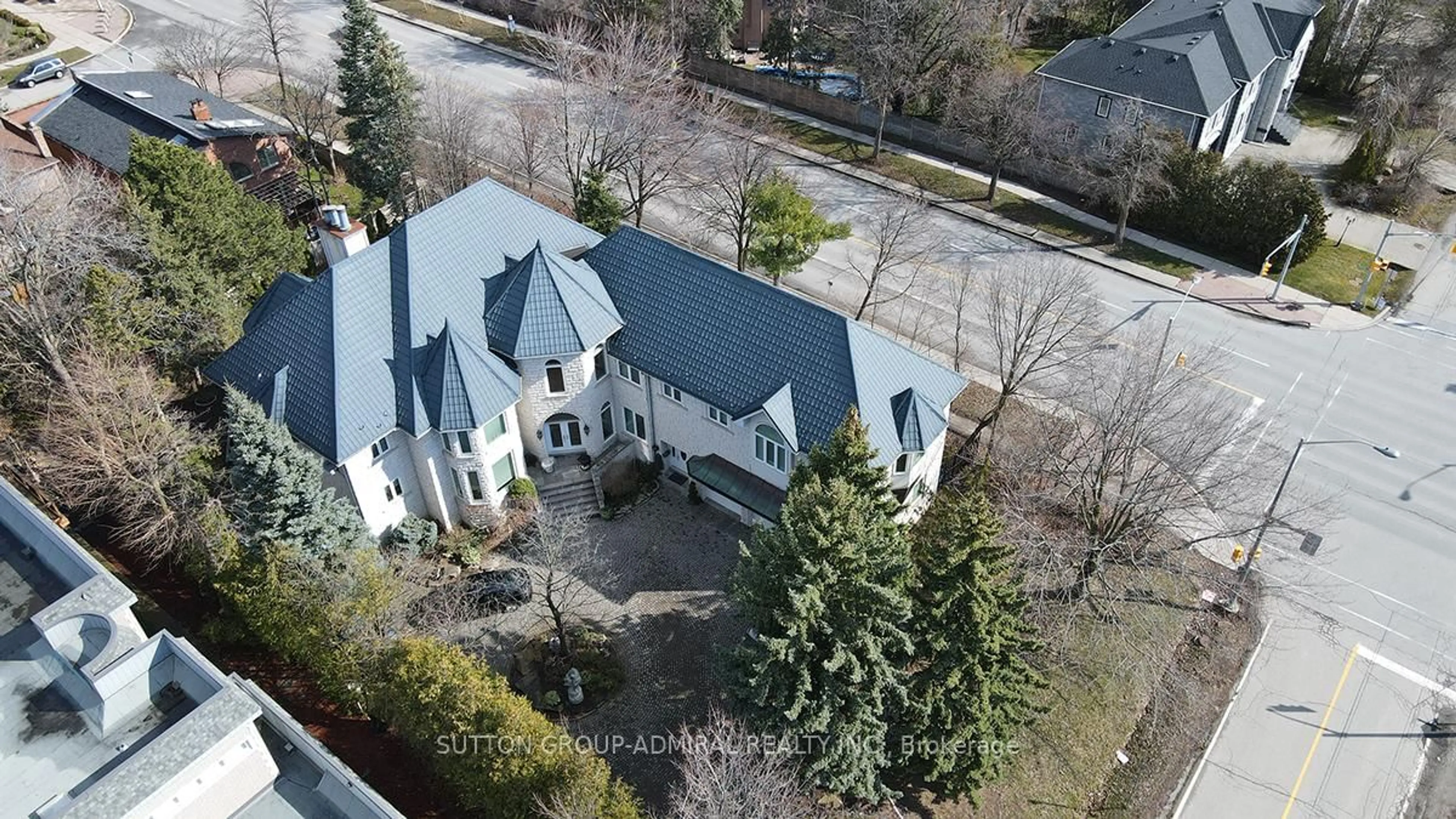 A pic from outside/outdoor area/front of a property/back of a property/a pic from drone, street for 206 Arnold Ave, Vaughan Ontario L4J 1B9