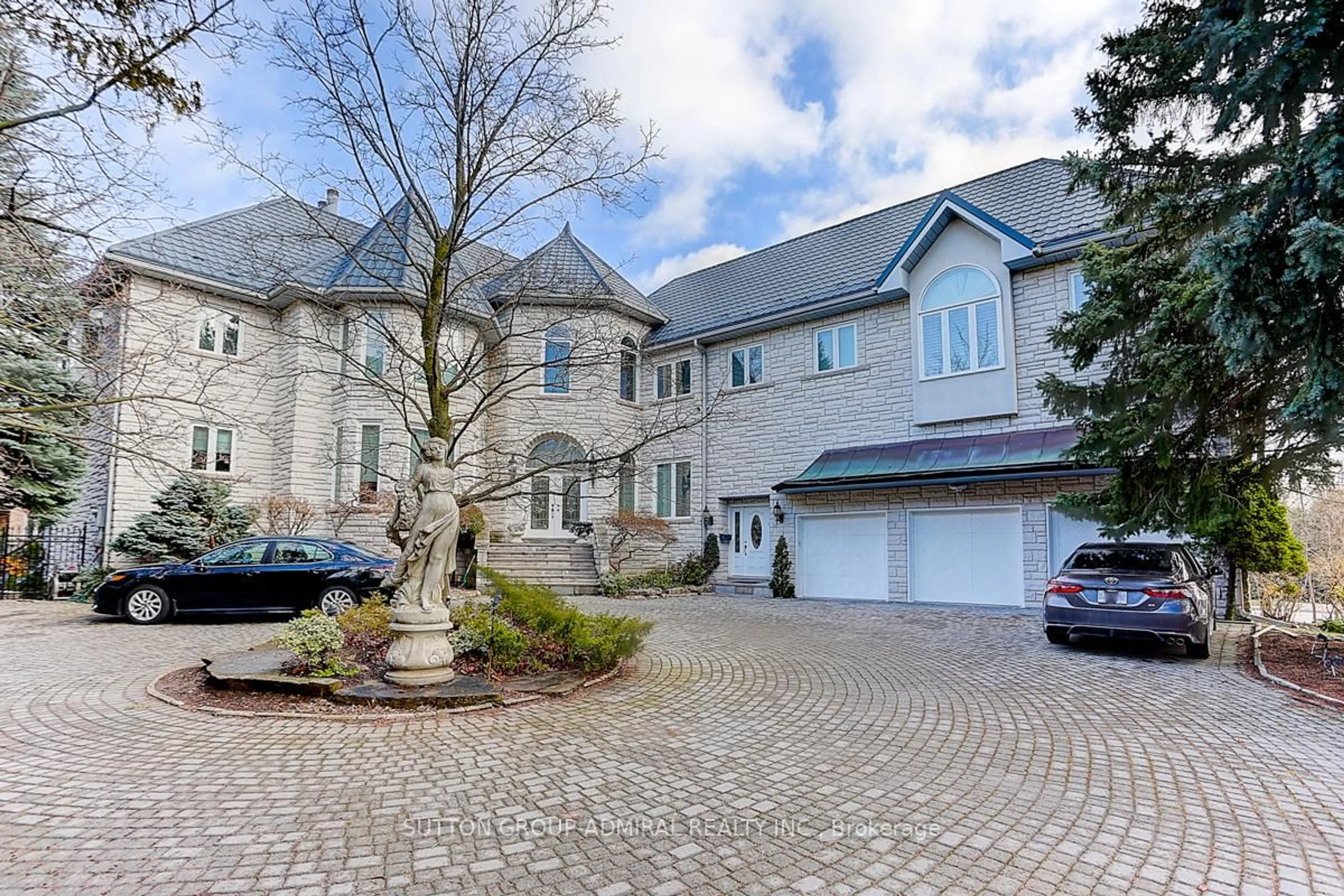 A pic from outside/outdoor area/front of a property/back of a property/a pic from drone, street for 206 Arnold Ave, Vaughan Ontario L4J 1B9