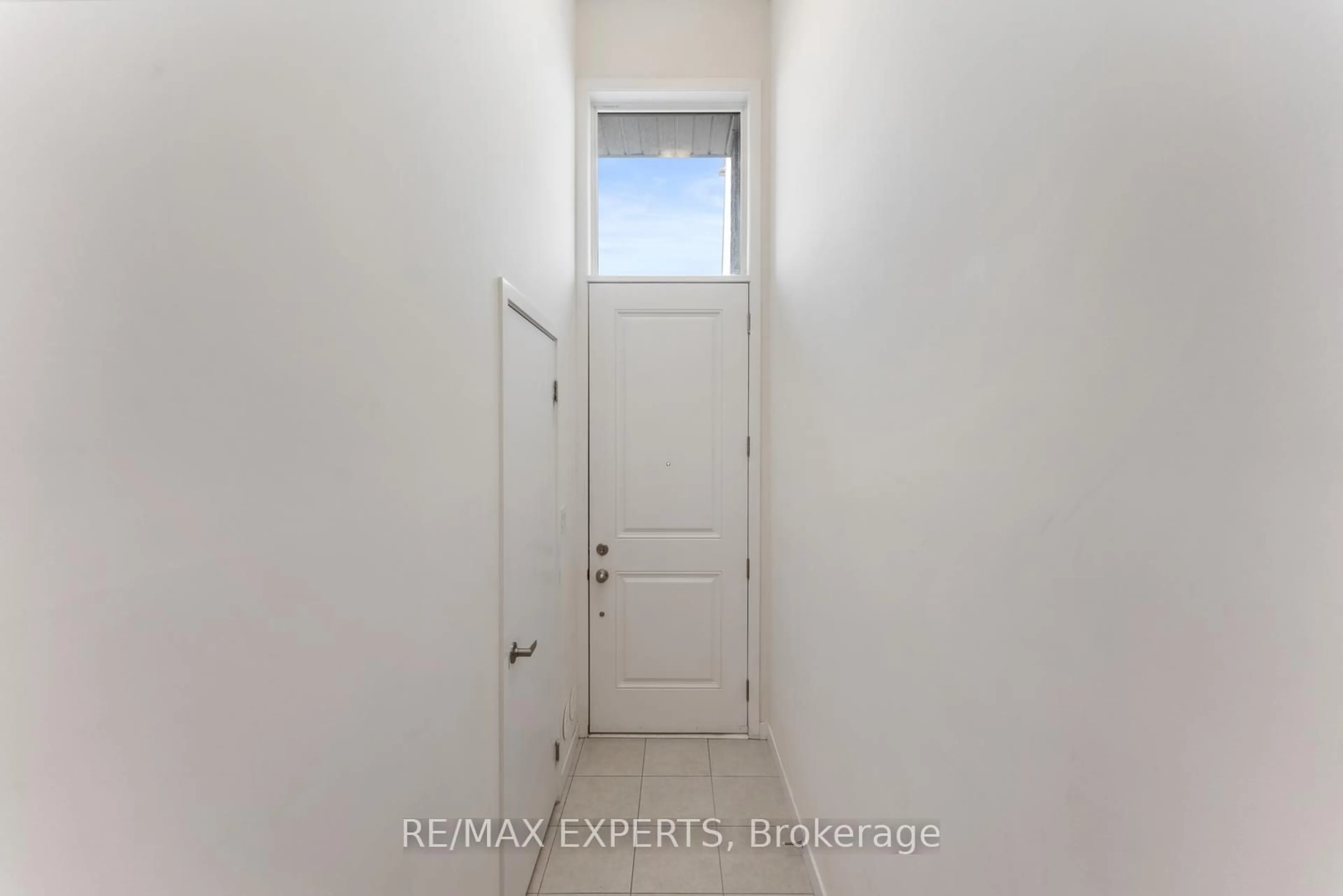 Indoor entryway for 10286 Keele St, Vaughan Ontario L6A 1G3