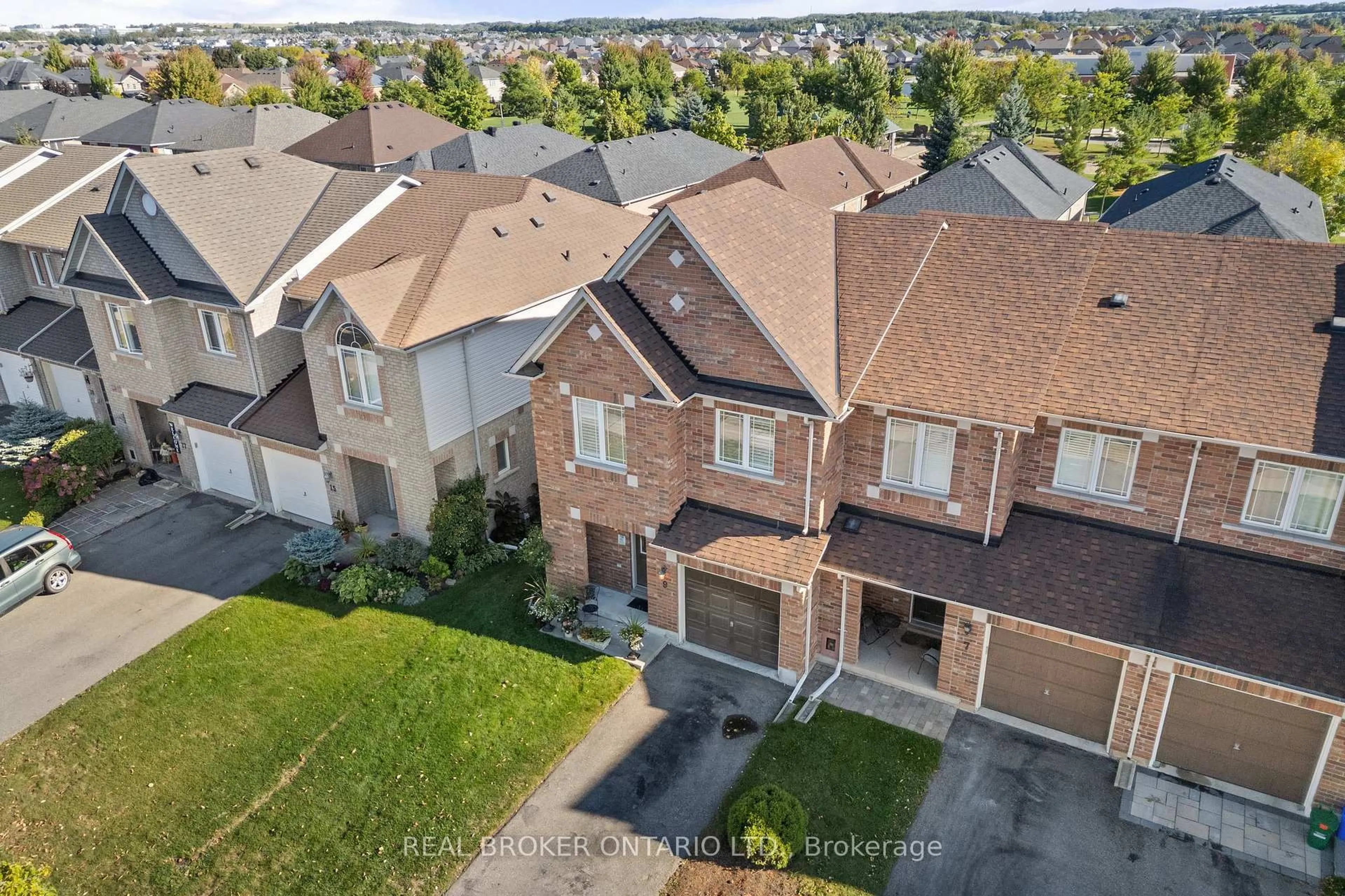A pic from outside/outdoor area/front of a property/back of a property/a pic from drone, street for 9 Bilbrough St, Aurora Ontario L4G 7W3
