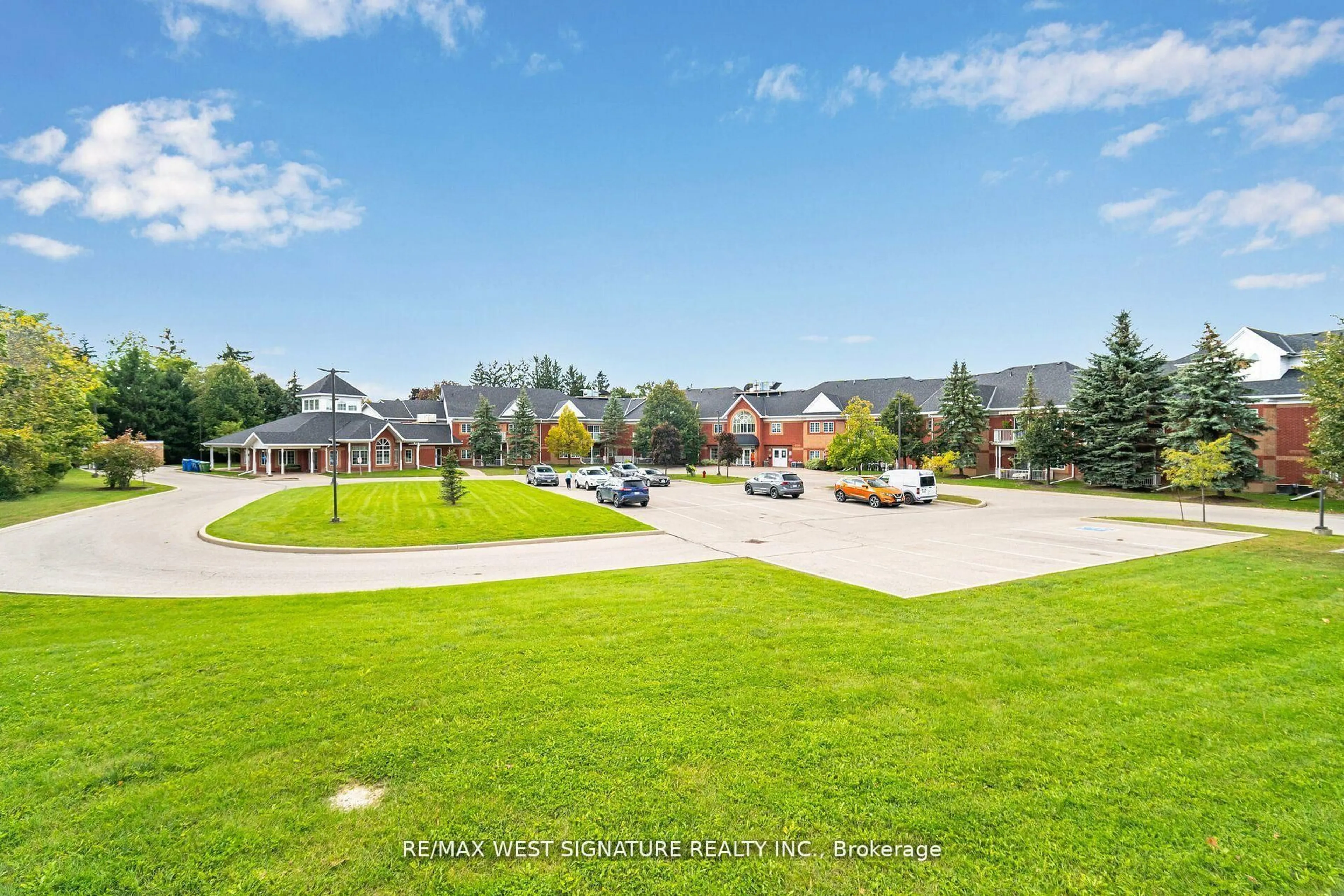 A pic from outside/outdoor area/front of a property/back of a property/a pic from drone, mountain view for 75 Treelawn Blvd #106, Vaughan Ontario L0J 1C0