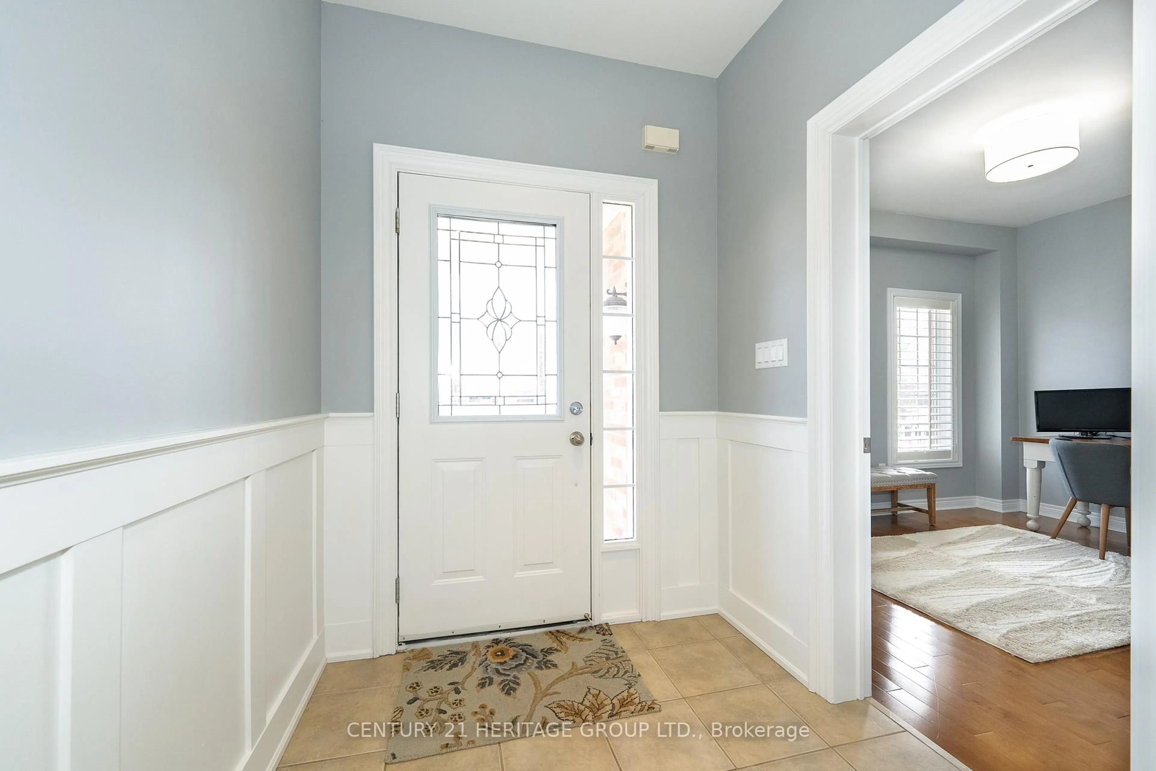 Indoor entryway for 16 Haverhill Terr, Aurora Ontario L4G 7R7