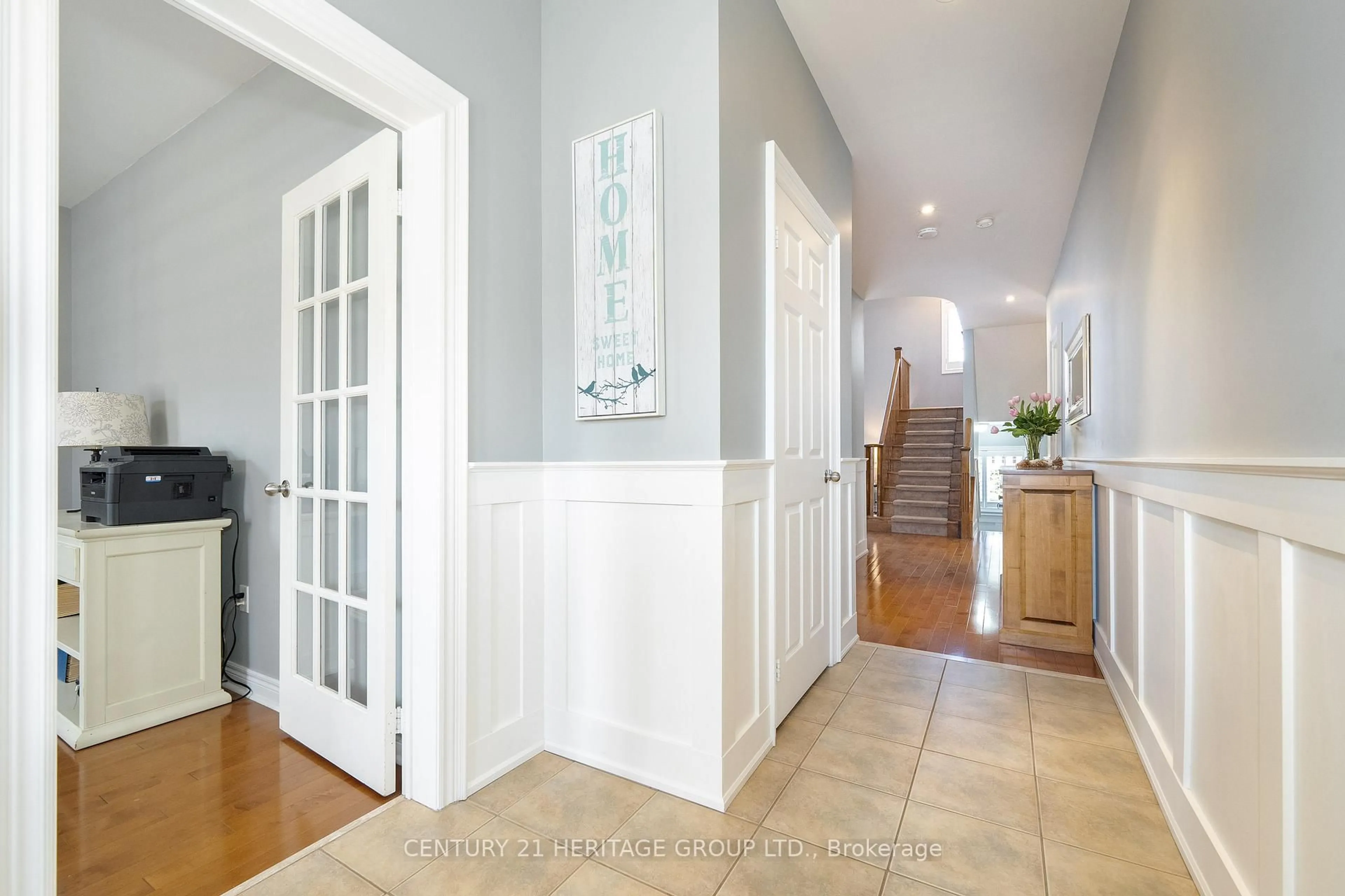 Indoor entryway for 16 Haverhill Terr, Aurora Ontario L4G 7R7