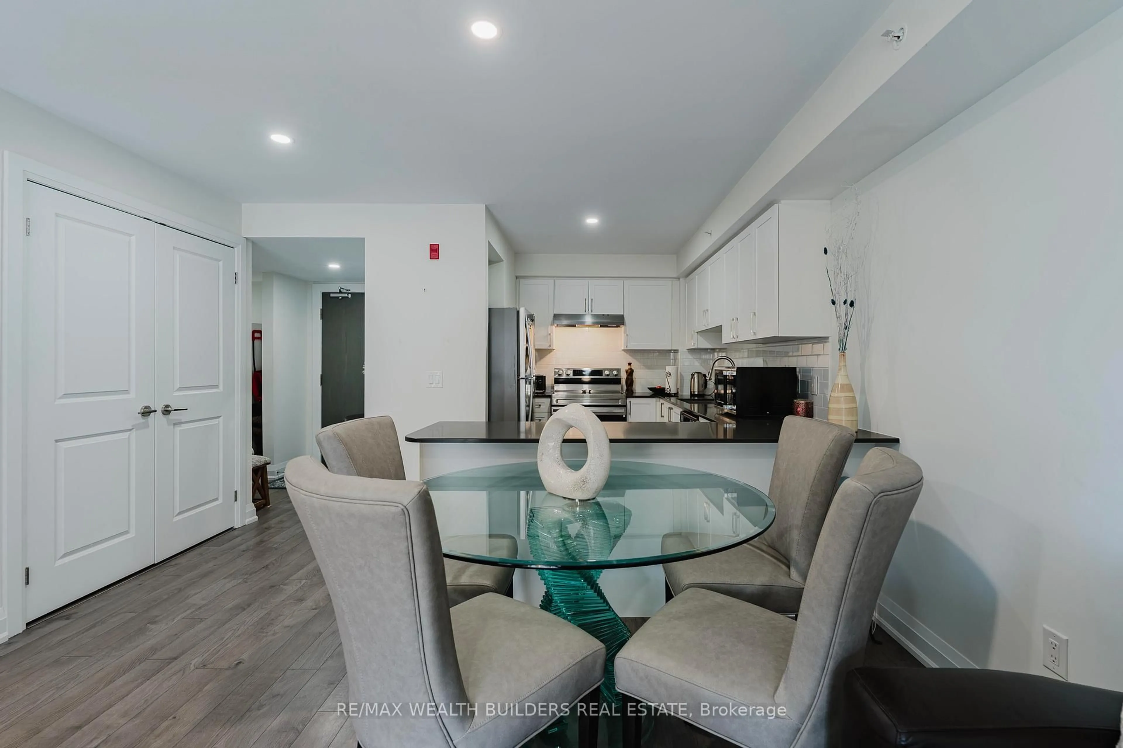 Open concept kitchen, unknown for 481 Rupert Ave #2216, Whitchurch-Stouffville Ontario L4A 1Y7