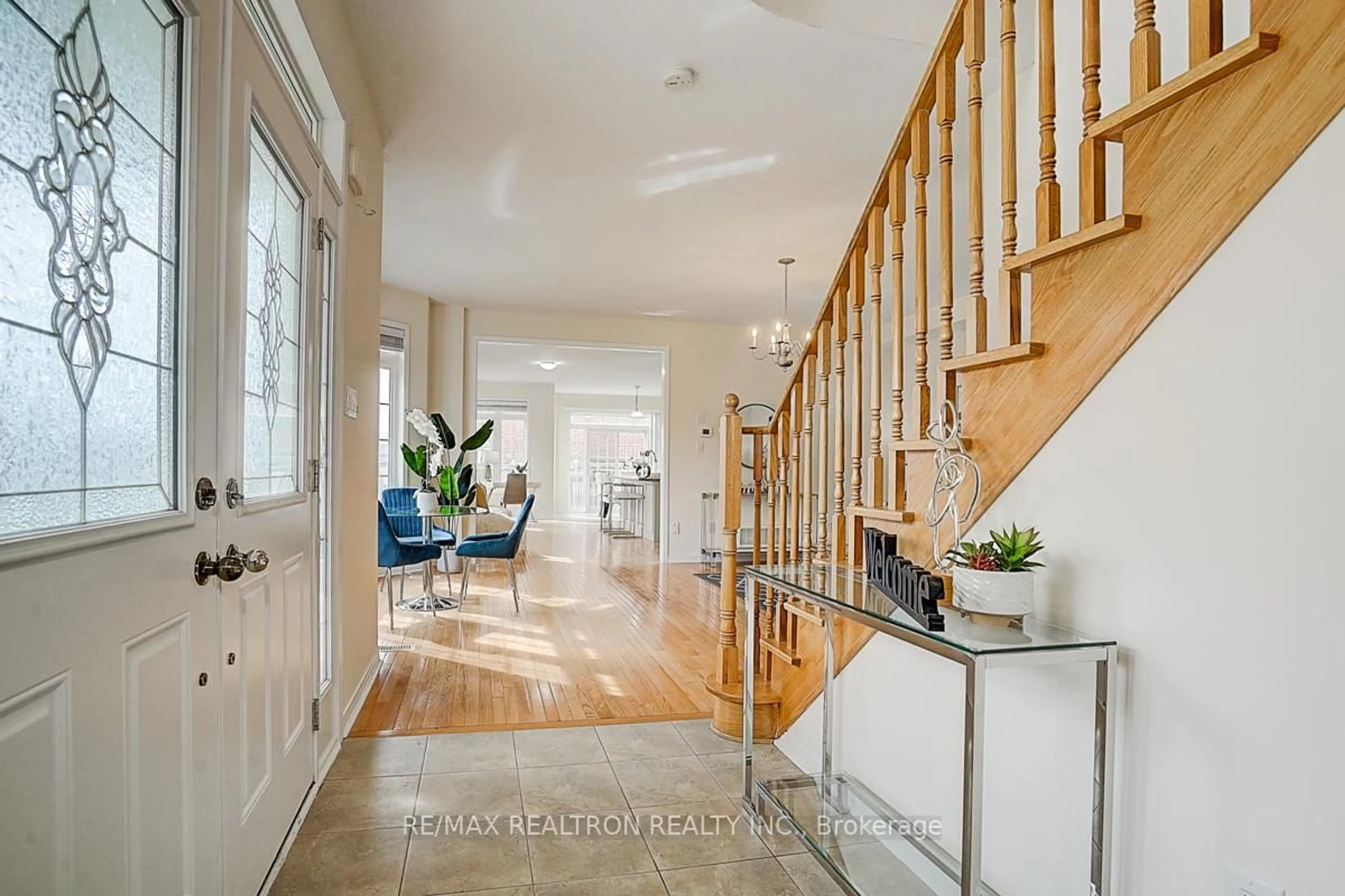 Indoor entryway for 61 Warbler Ave, Vaughan Ontario L6A 0X7