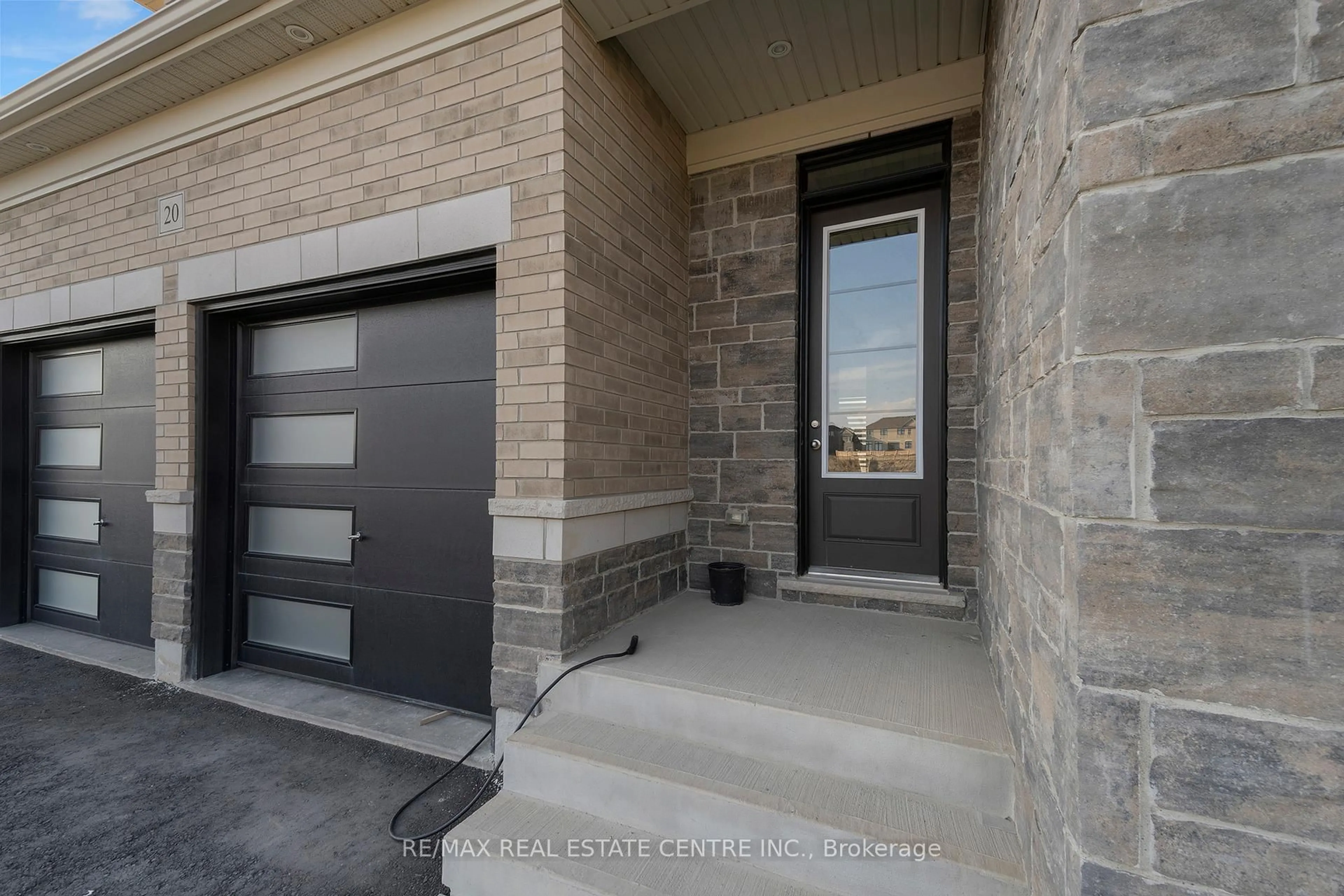 Indoor entryway for 20 Magnolia Ave, Adjala-Tosorontio Ontario L0G 1W0