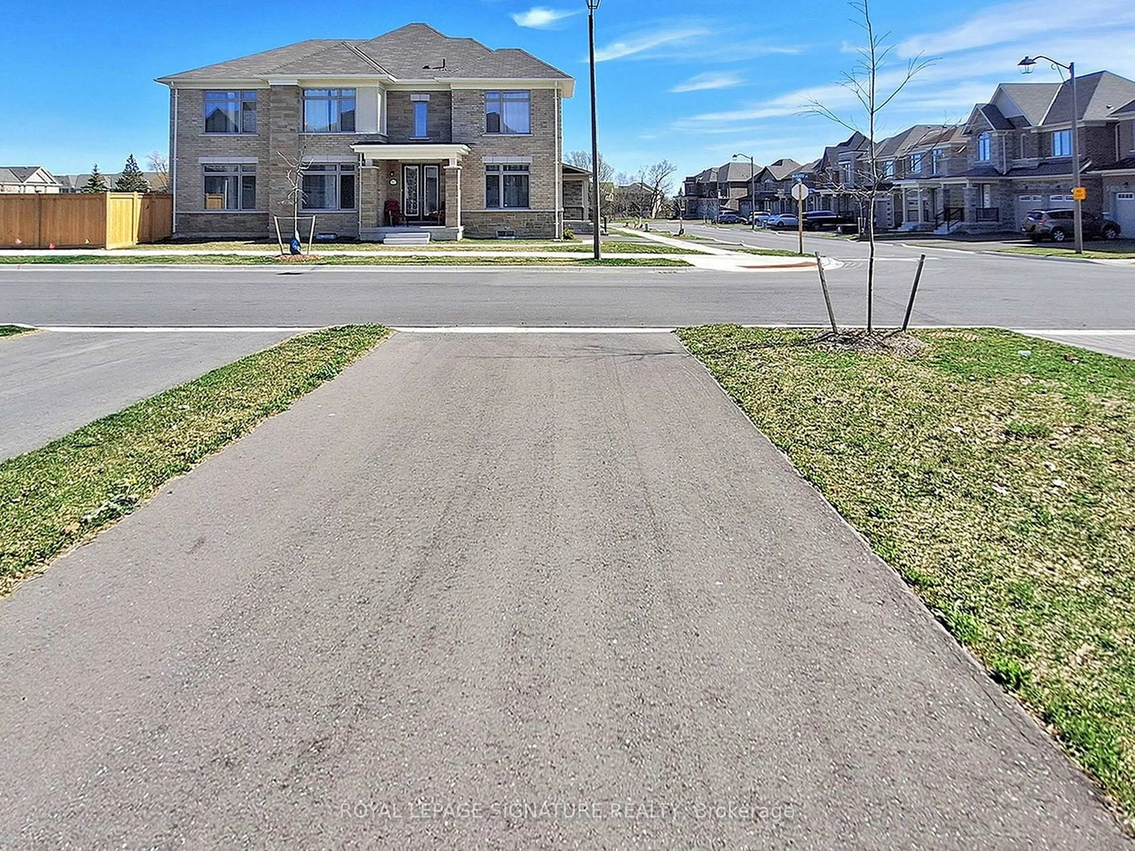A pic from outside/outdoor area/front of a property/back of a property/a pic from drone, street for 307 Busato Dr, Whitchurch-Stouffville Ontario L4A 4V1