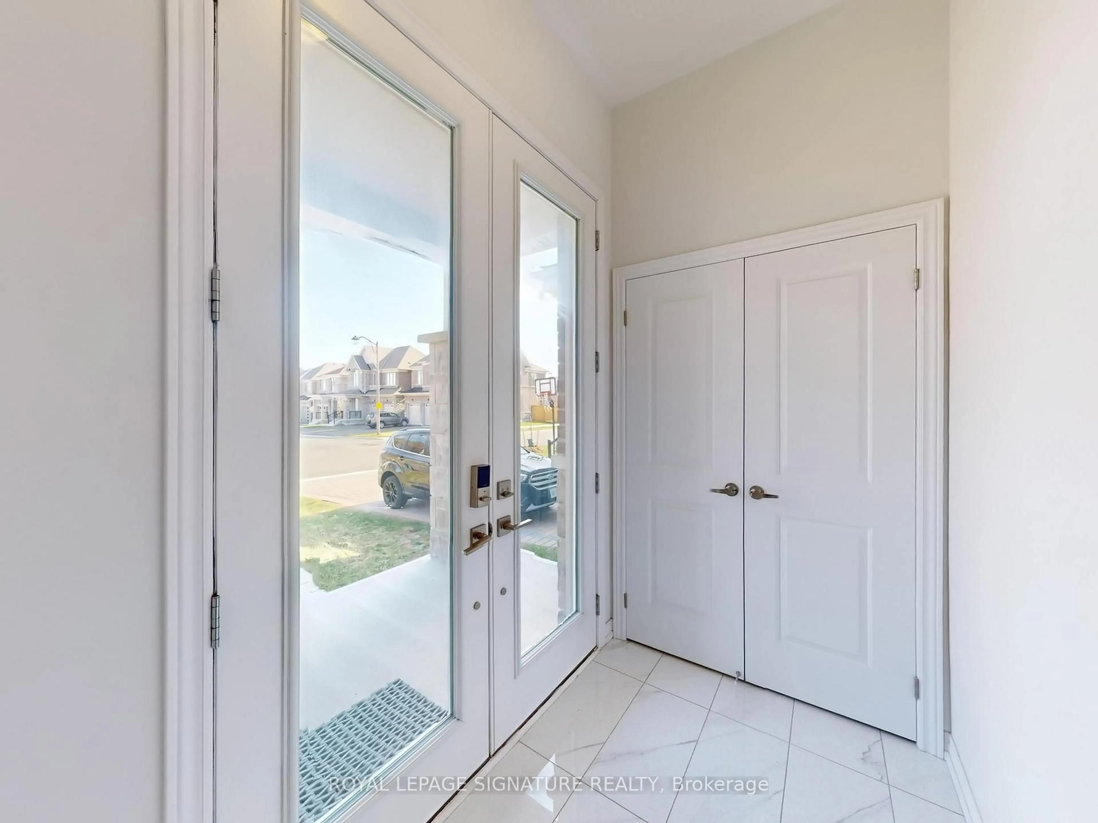 Indoor entryway for 307 Busato Dr, Whitchurch-Stouffville Ontario L4A 4V1