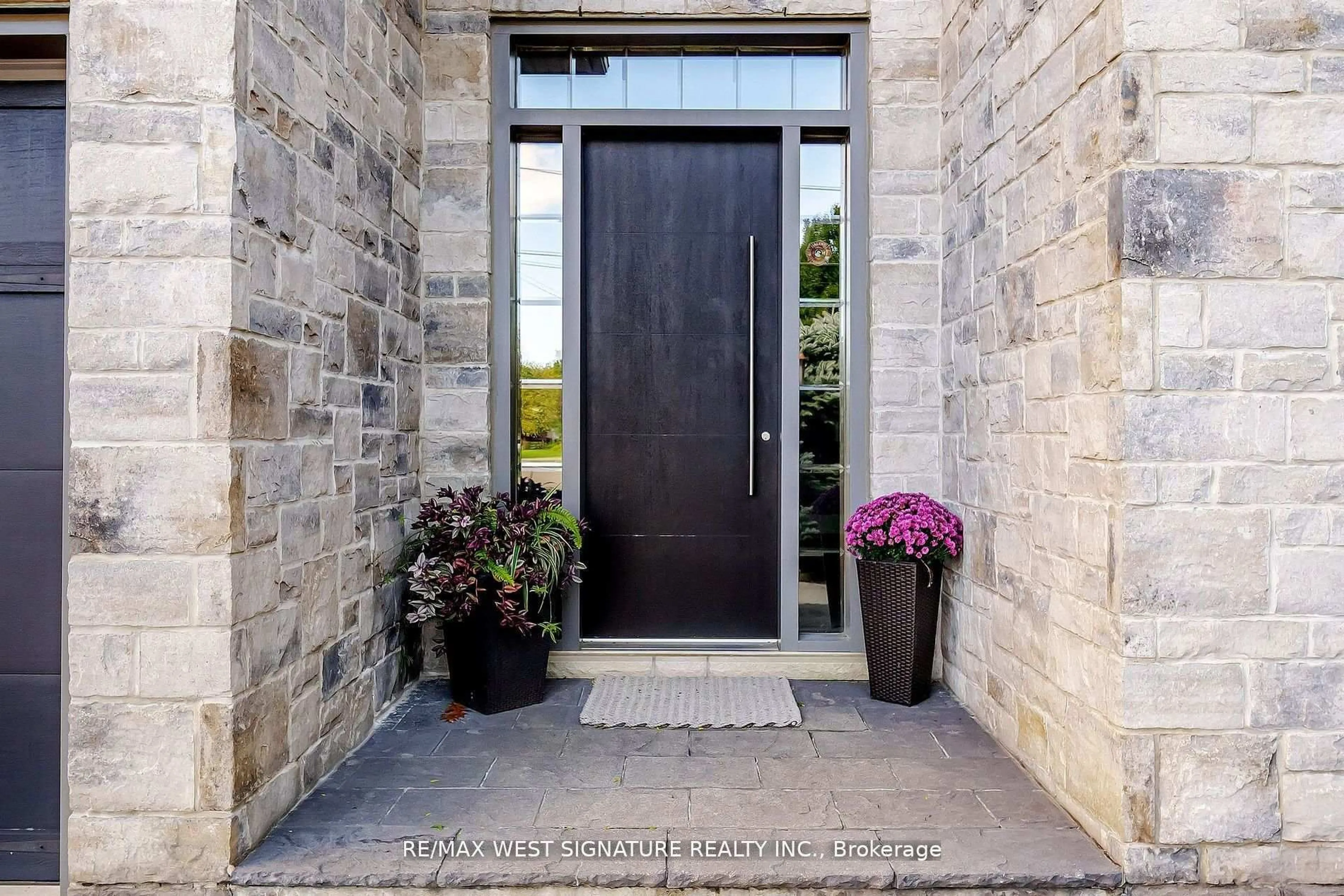 Indoor entryway for 12 Gosling Rd, Vaughan Ontario L6A 1E2