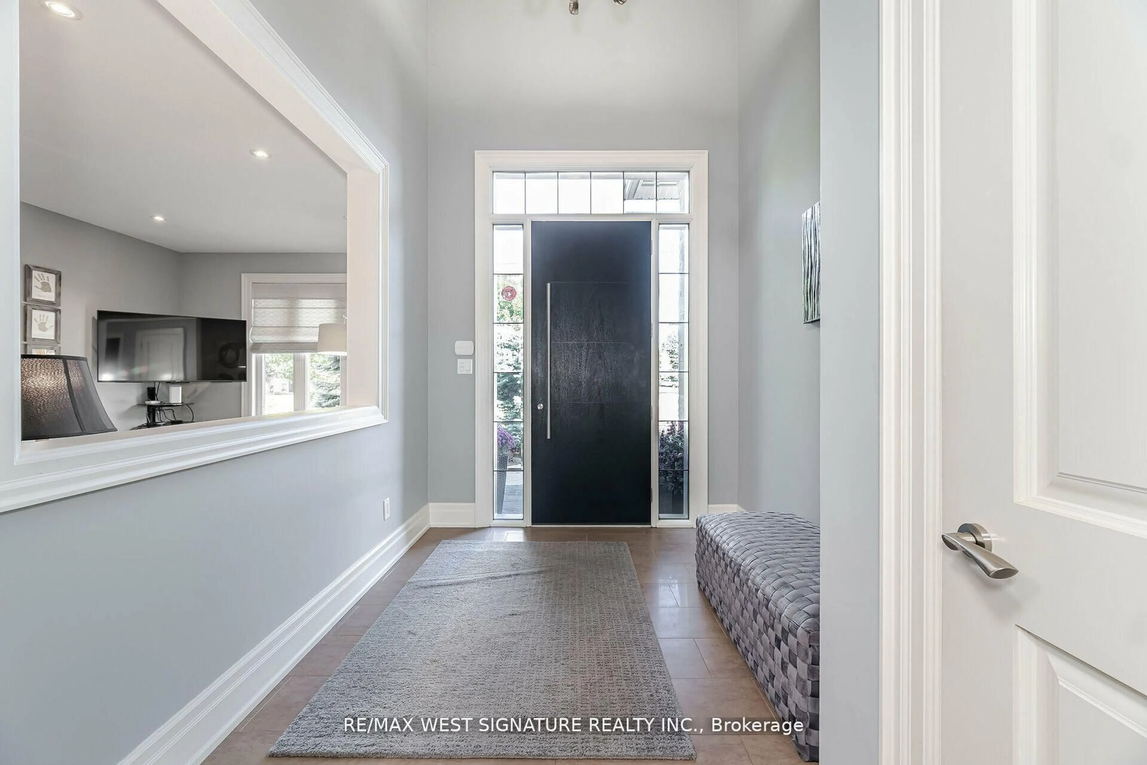 Indoor entryway for 12 Gosling Rd, Vaughan Ontario L6A 1E2