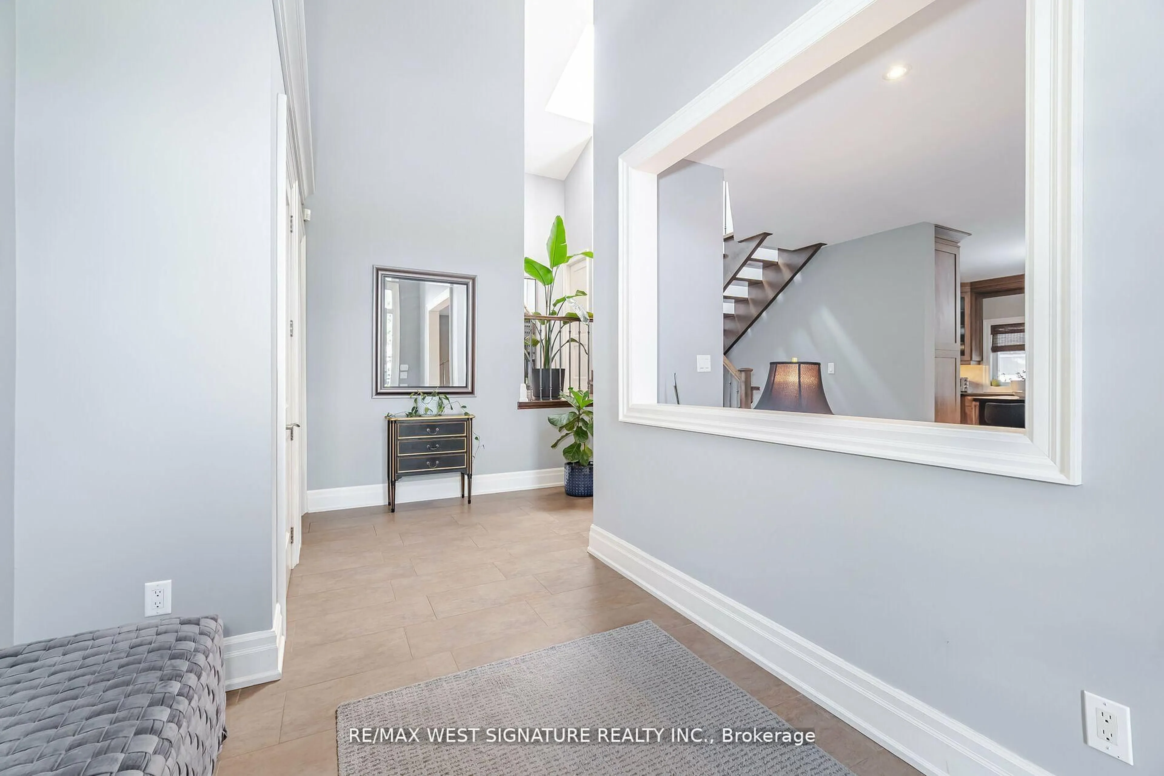 Indoor entryway for 12 Gosling Rd, Vaughan Ontario L6A 1E2